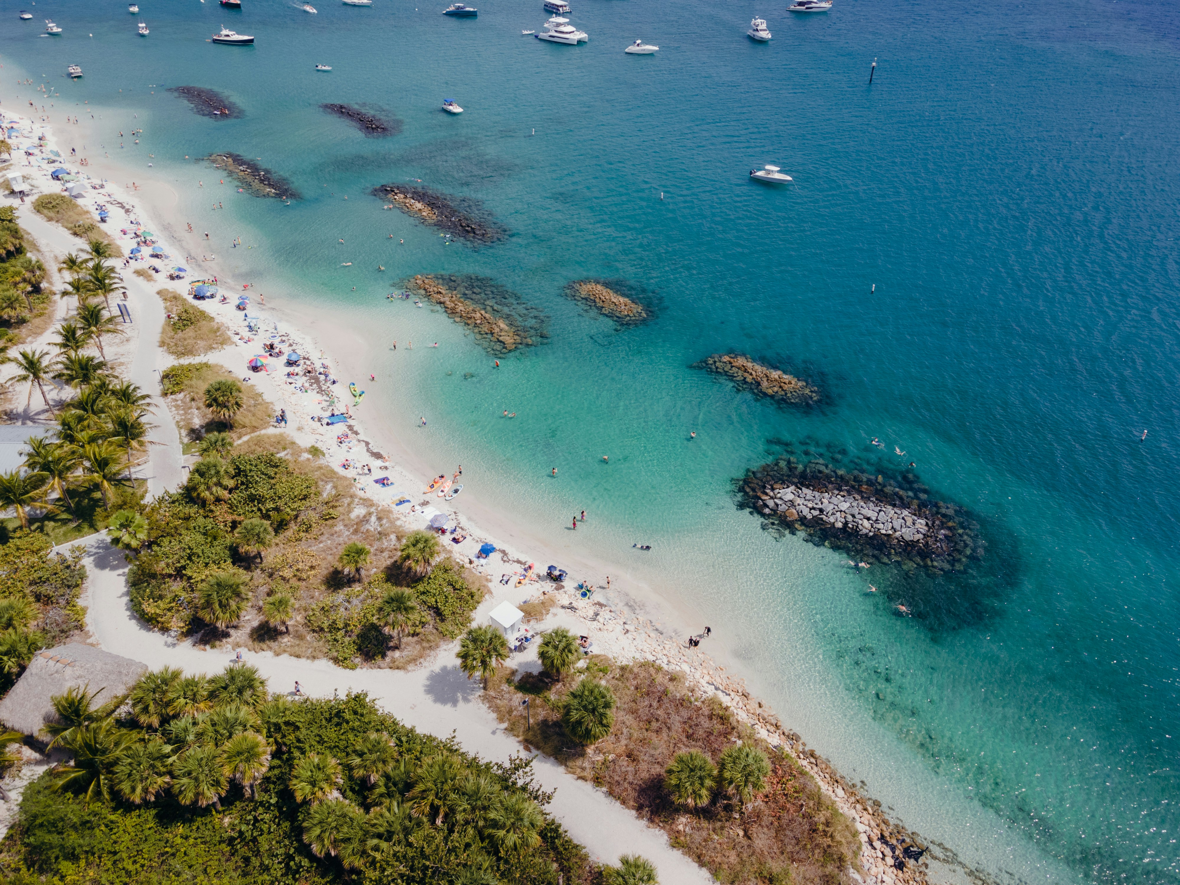 Une vue aérienne d’une plage avec des bateaux dans l’eau