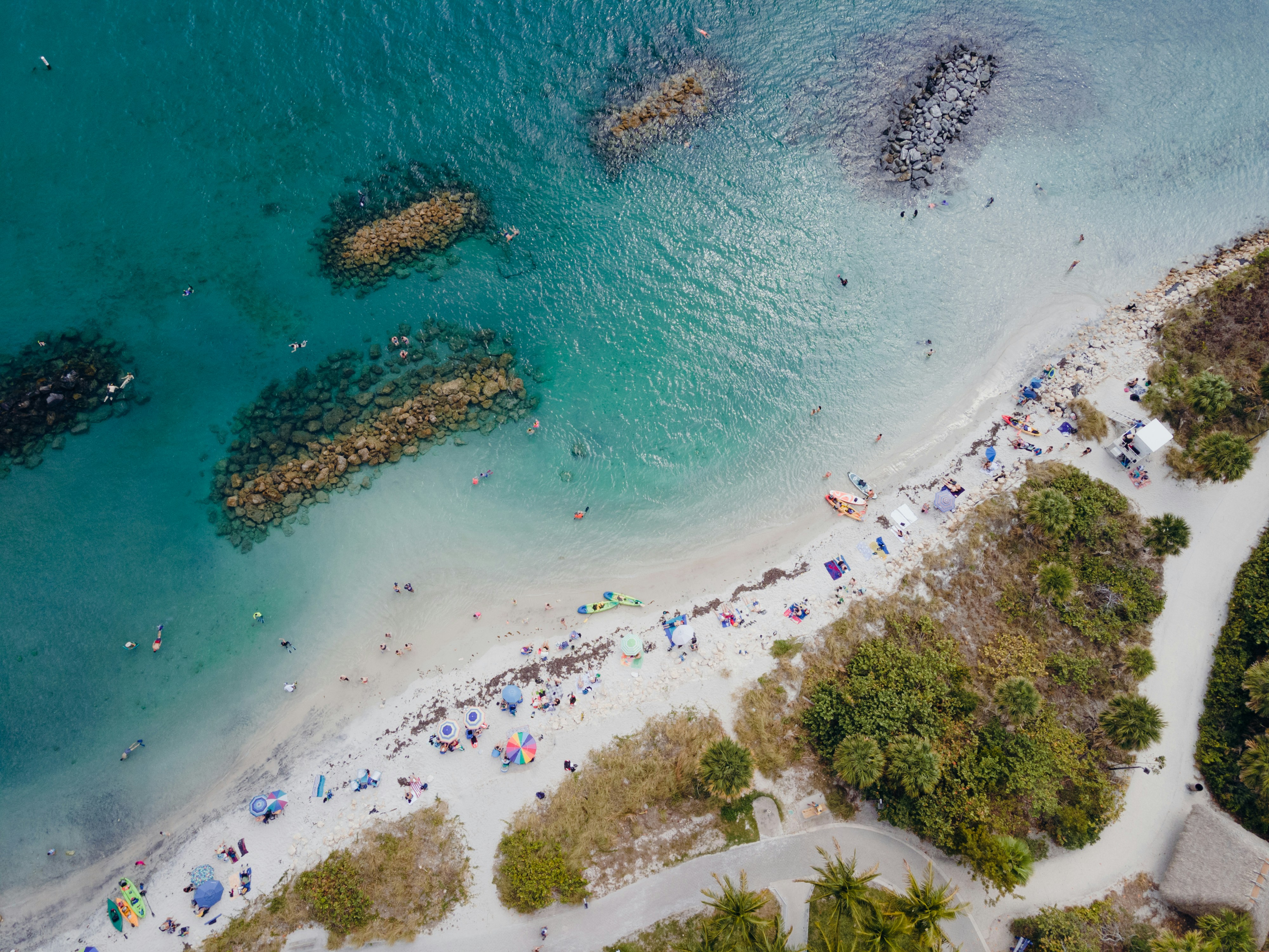 Une vue aérienne d’une plage avec des gens dessus