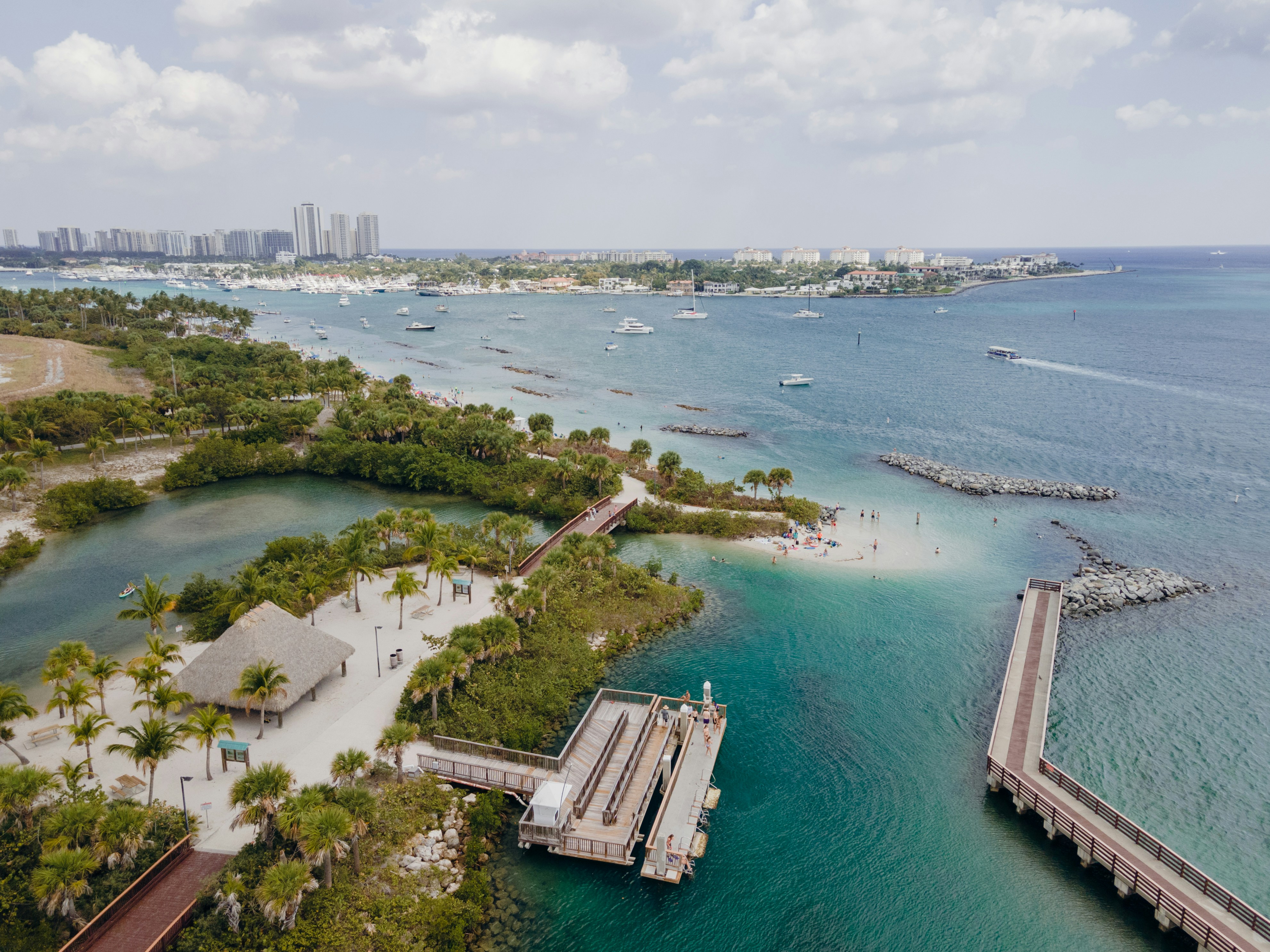 Une vue aérienne d’une jetée et d’un plan d’eau