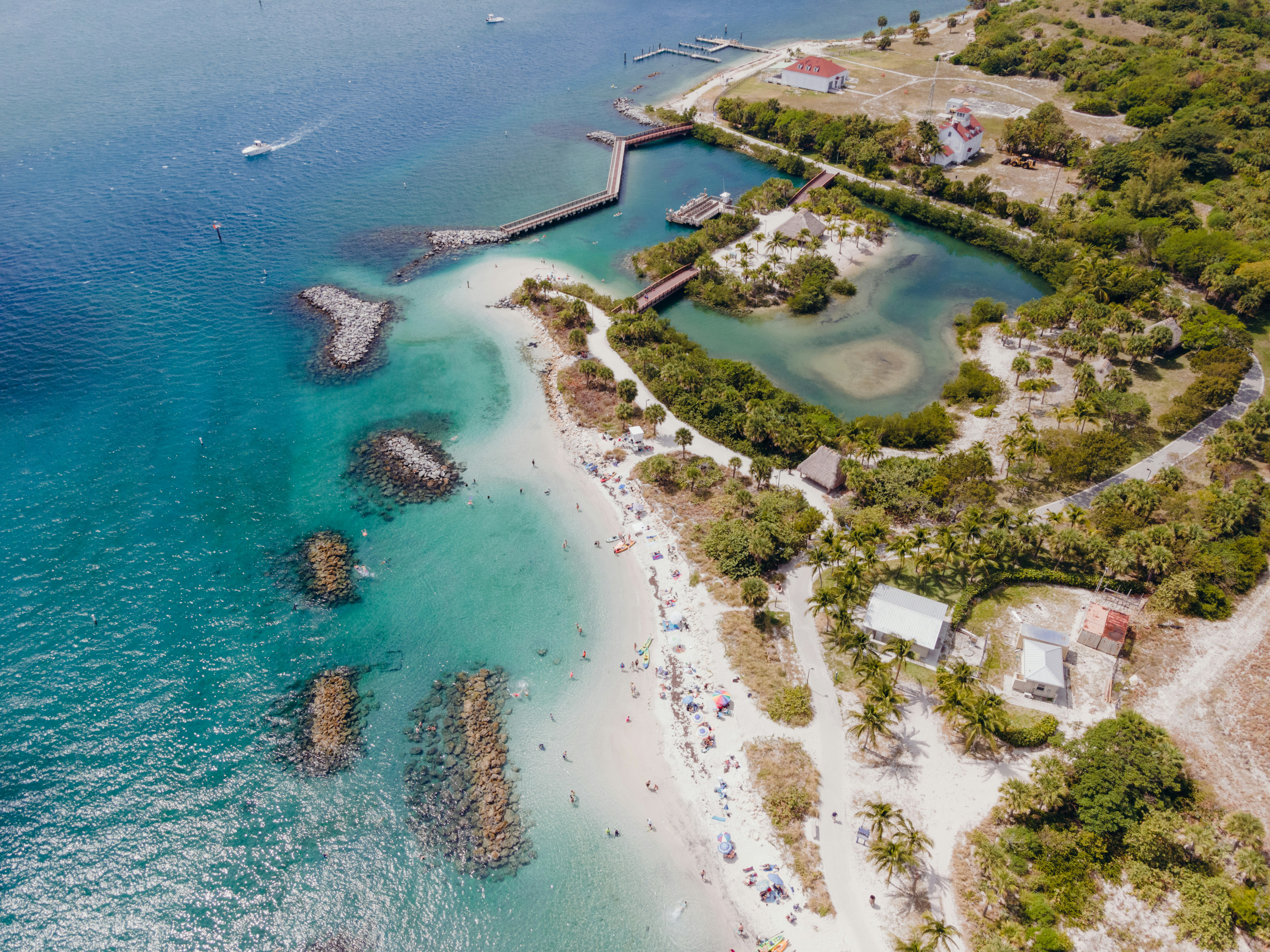 Une vue aérienne d’une plage de sable et de l’océan