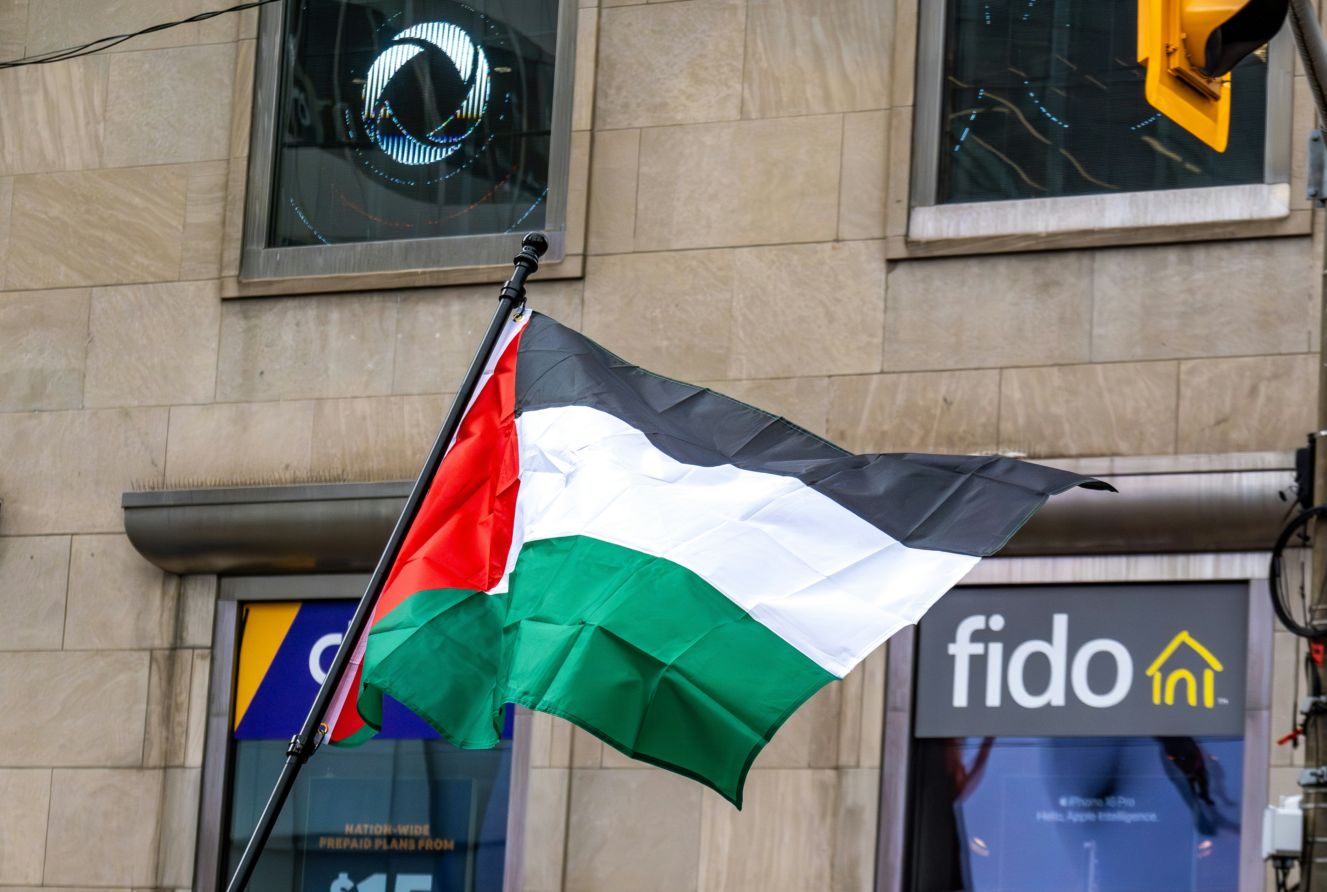 Eine Flagge, die vor einem Gebäude weht