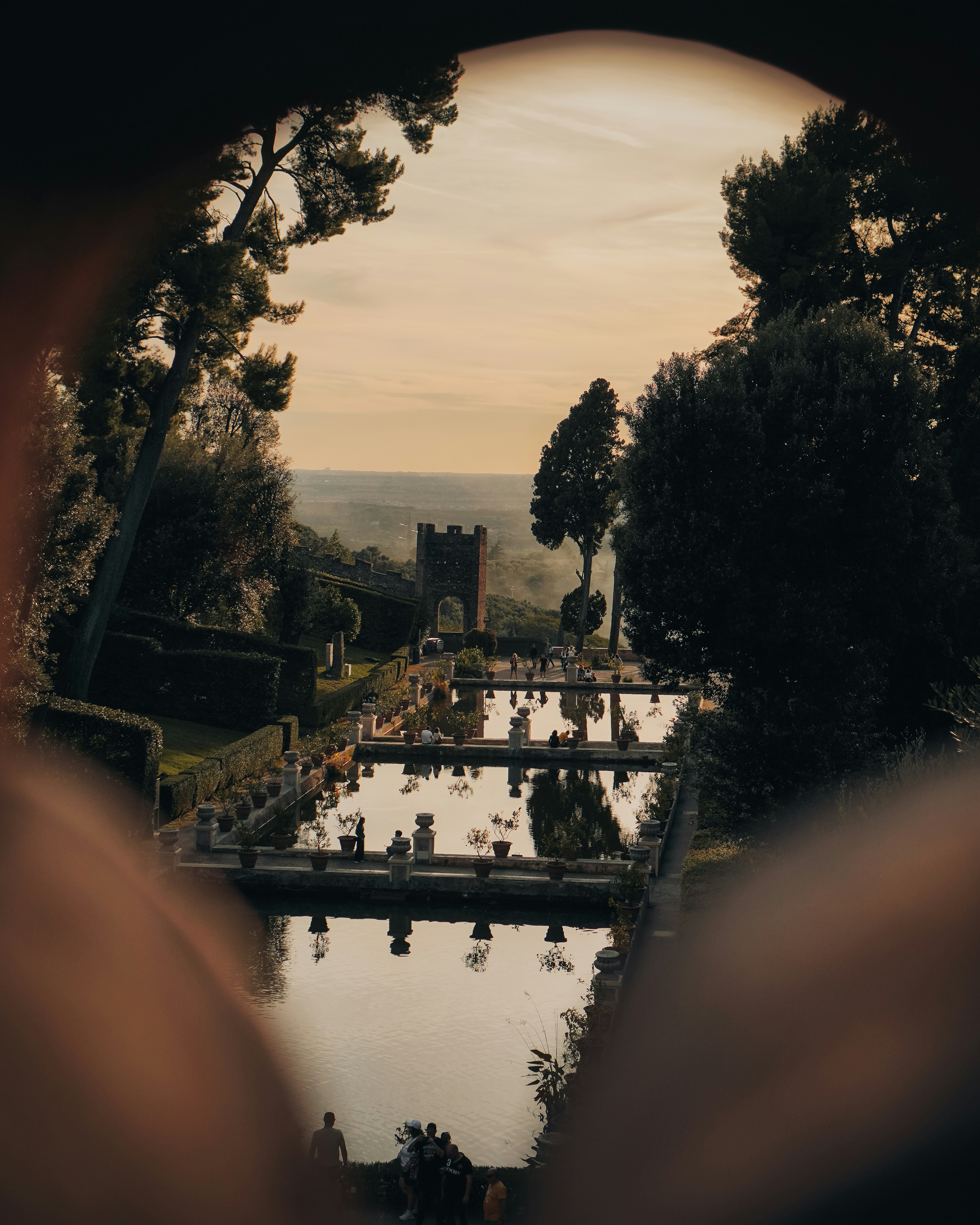Blick auf einen Teich durch ein Loch in einer Wand