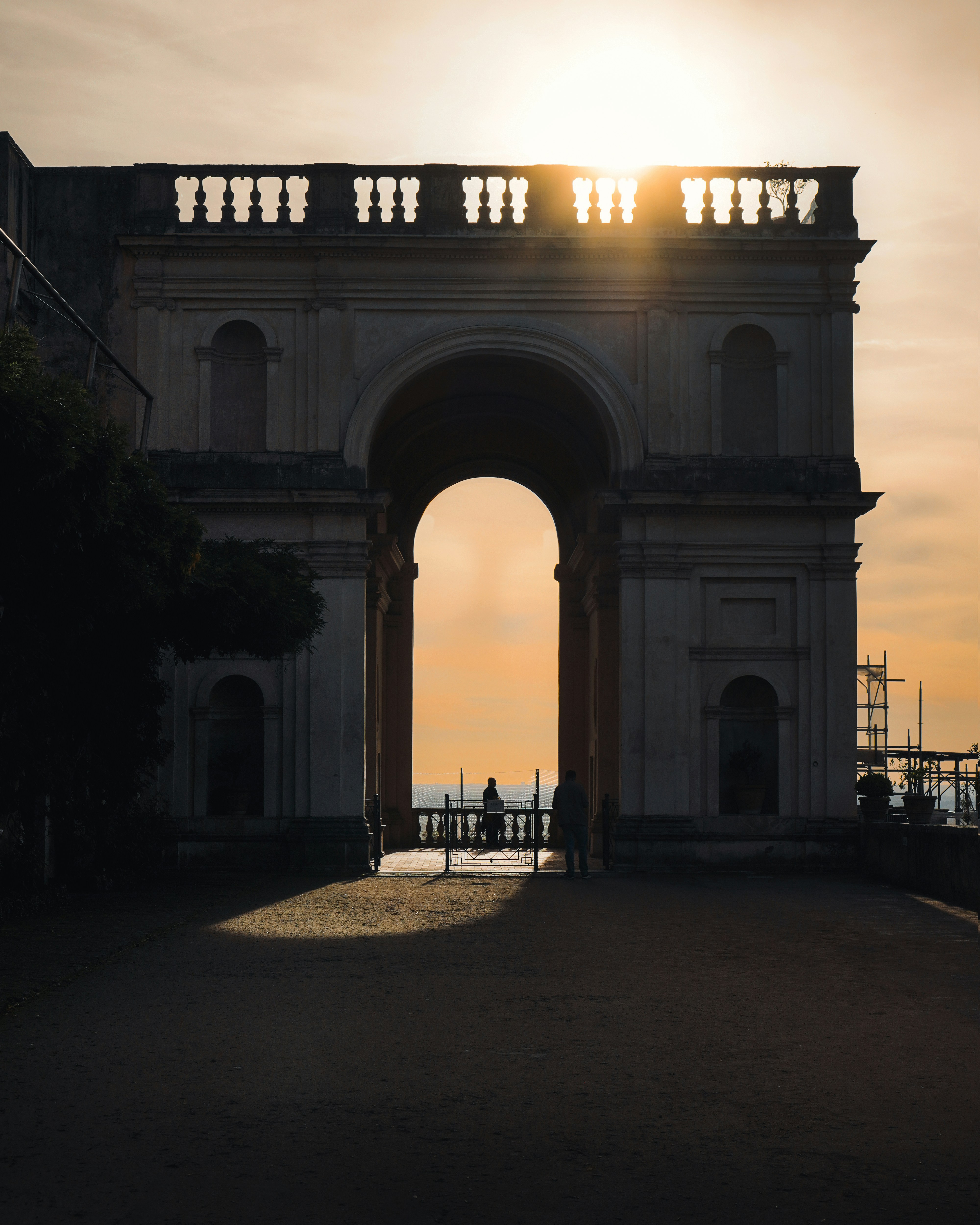 Die Sonne geht über dem Triumphbogen unter