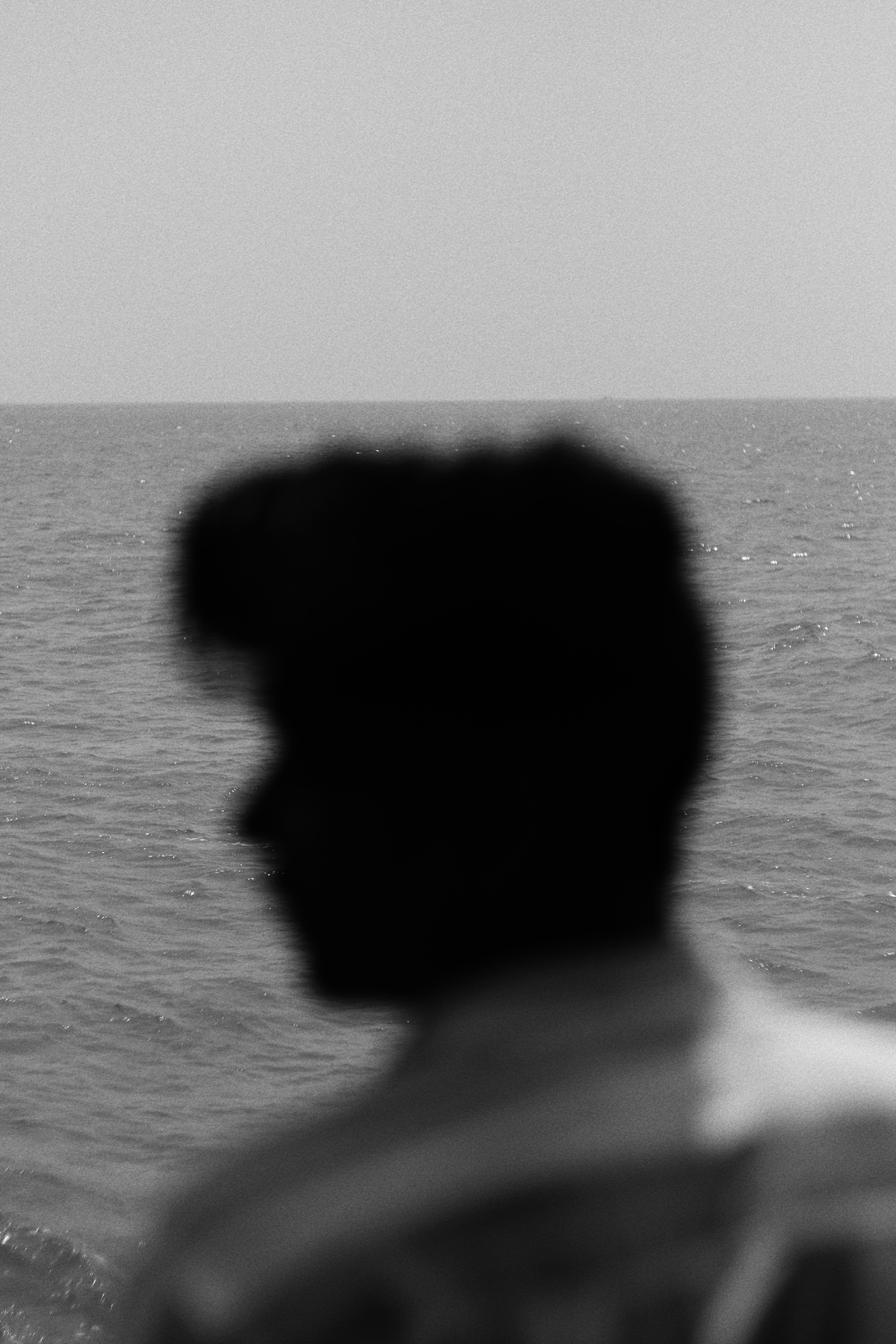 Un hombre mirando un barco en el océano