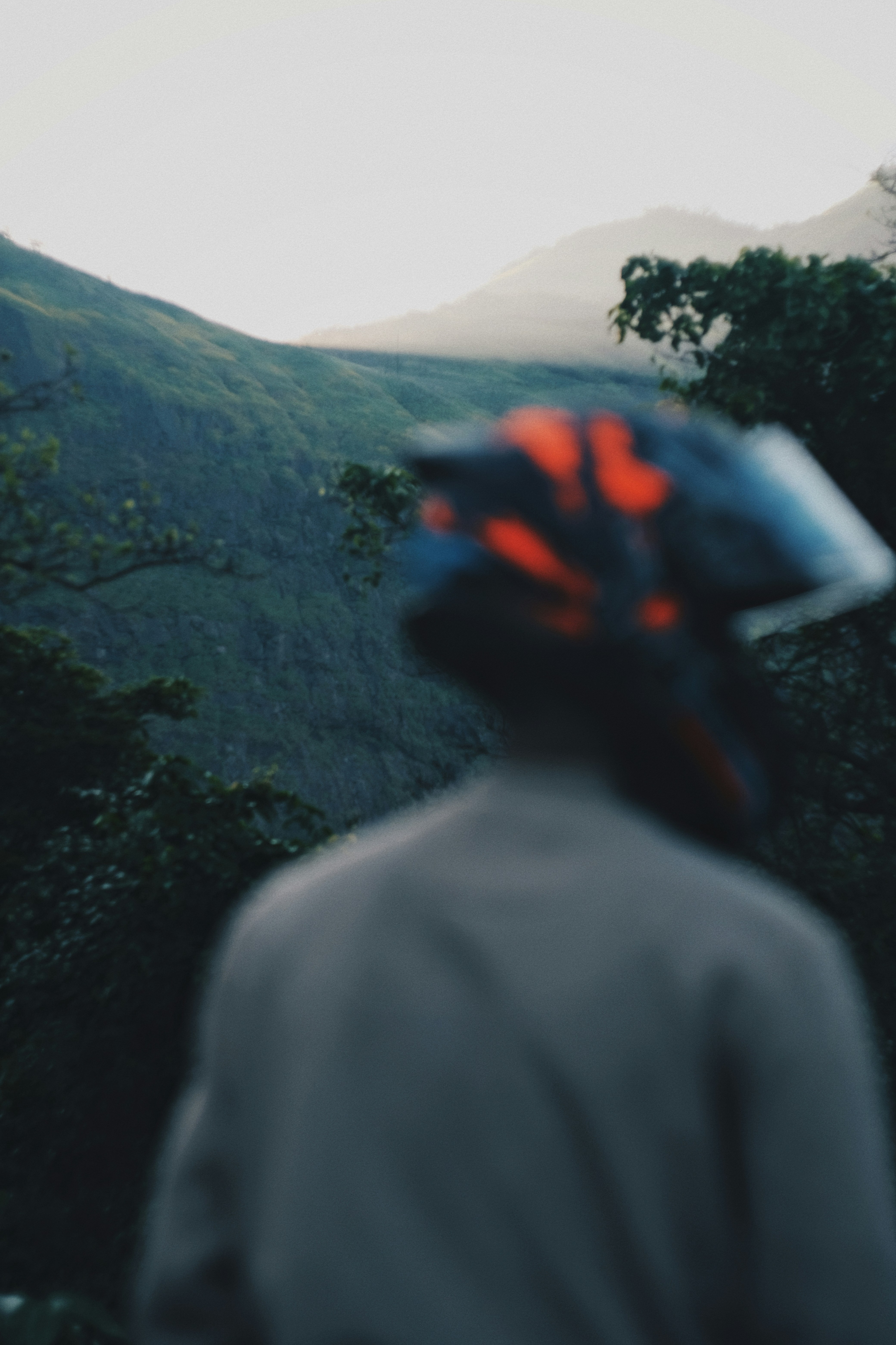 Una persona con casco parada frente a una montaña