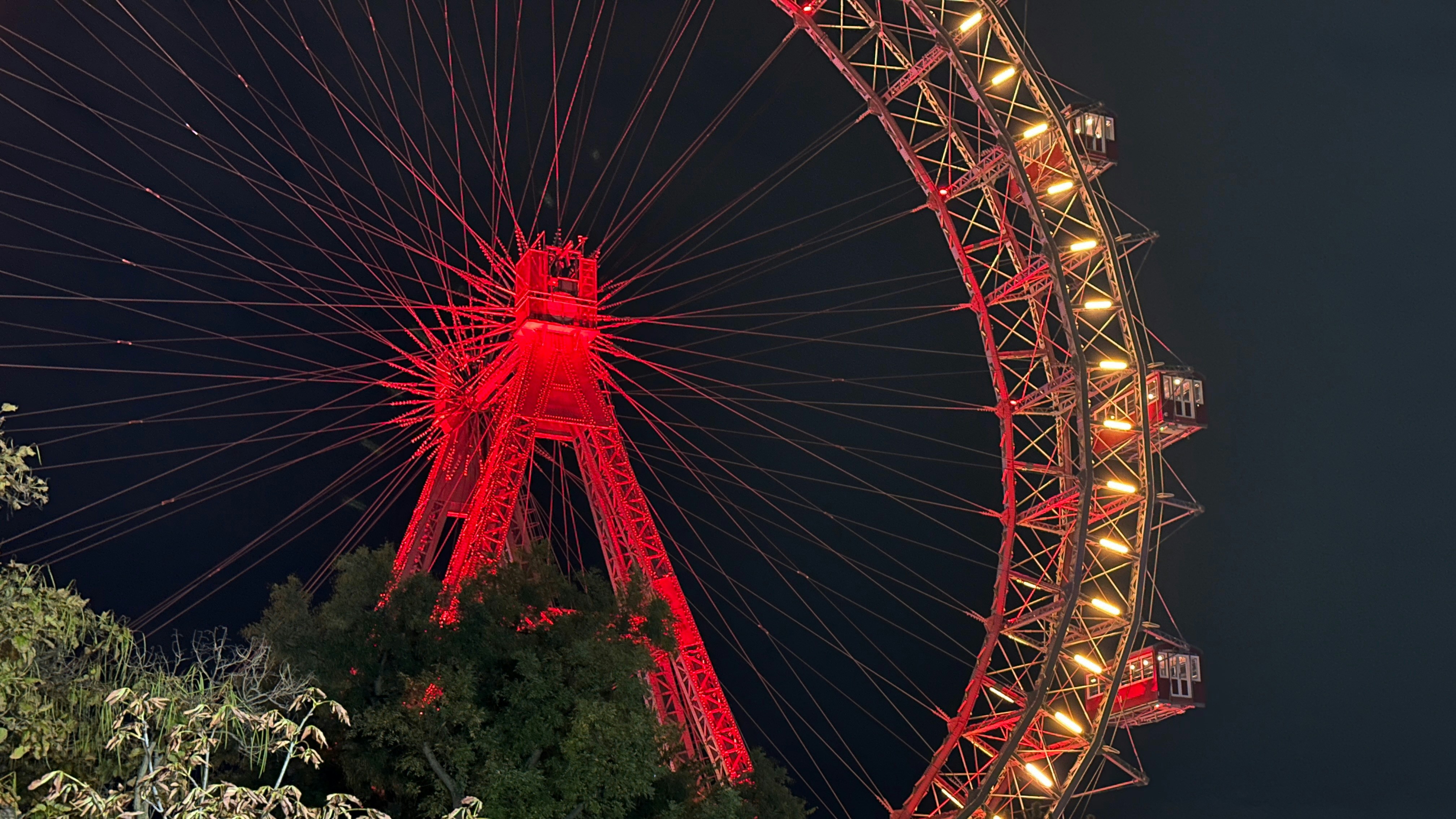 Una gran noria se iluminaba por la noche
