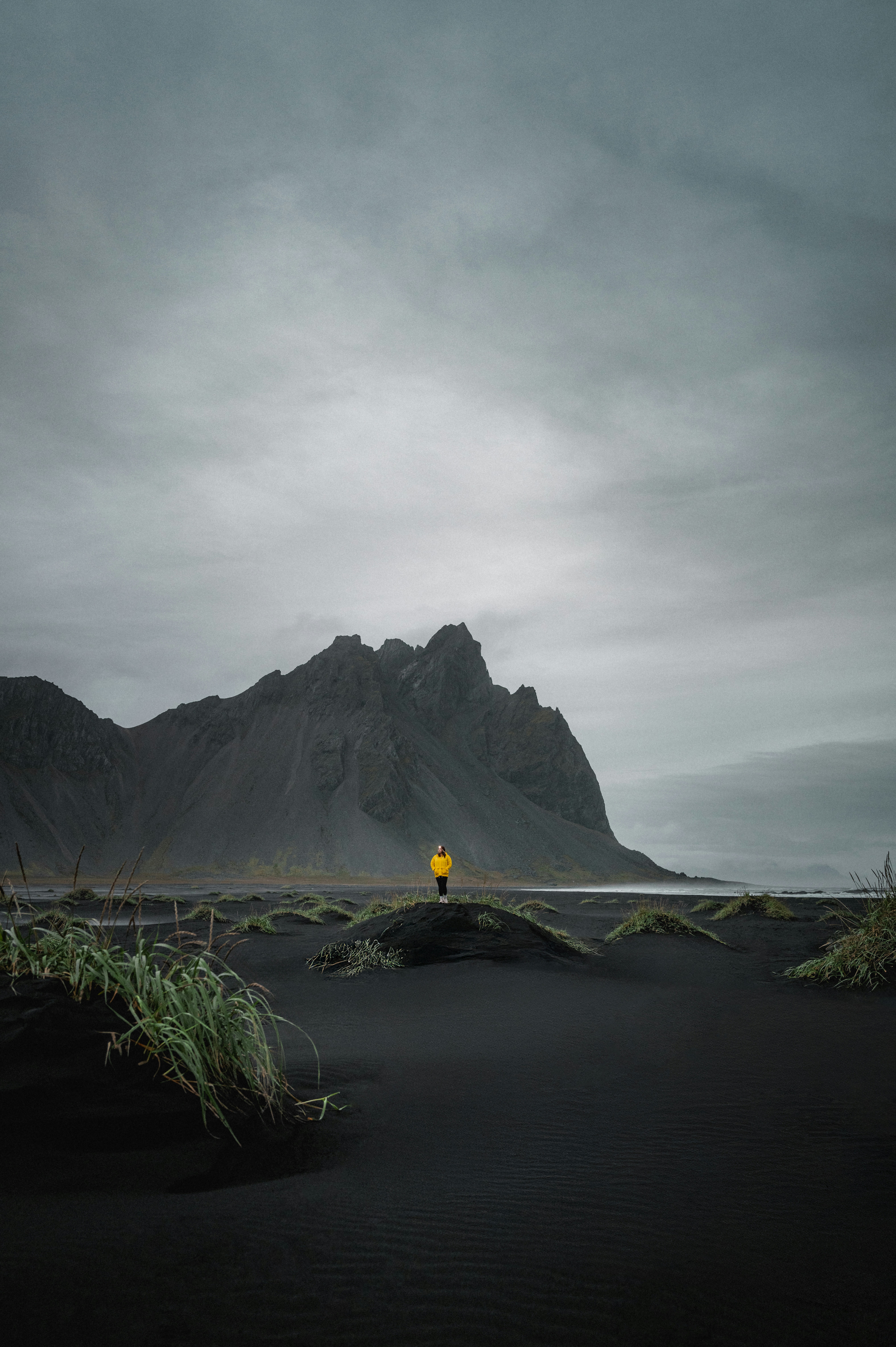 Un paesaggio oscuro con una montagna sullo sfondo foto – Immagine gratis di  Spiaggia su Unsplash, image size:3000x4508