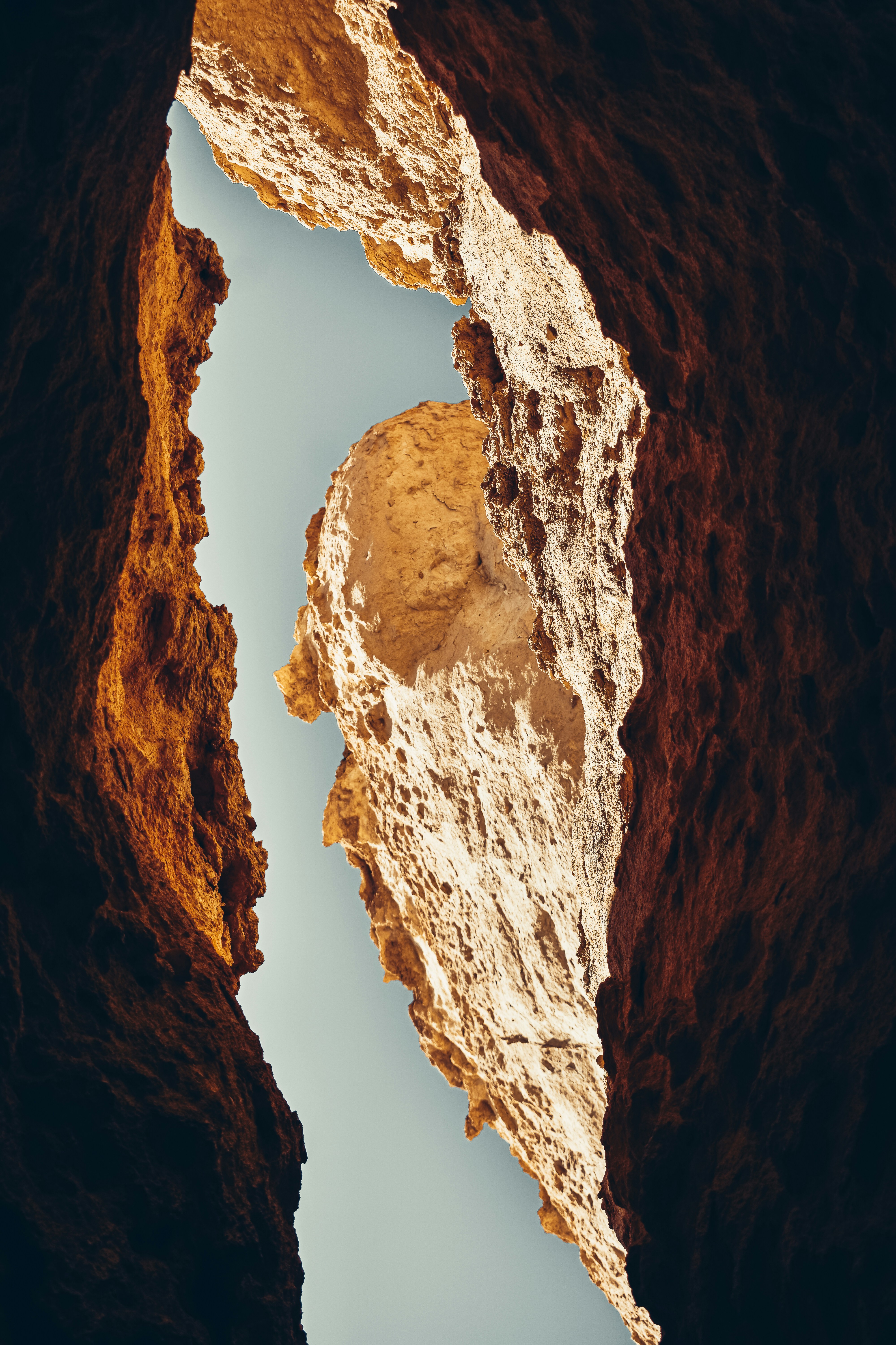 洞窟を通した水域の眺め