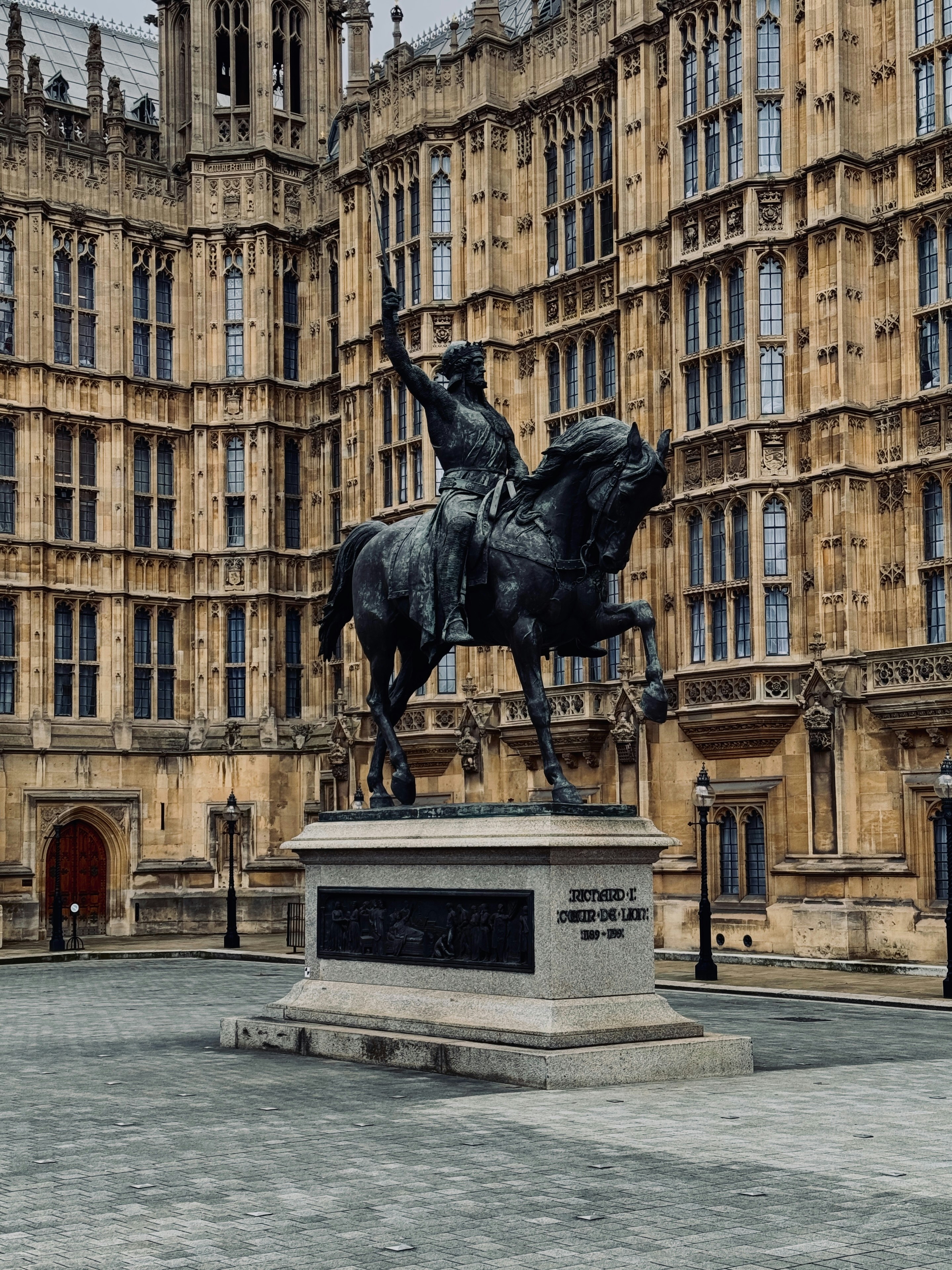Una statua di un uomo su un cavallo davanti a un edificio