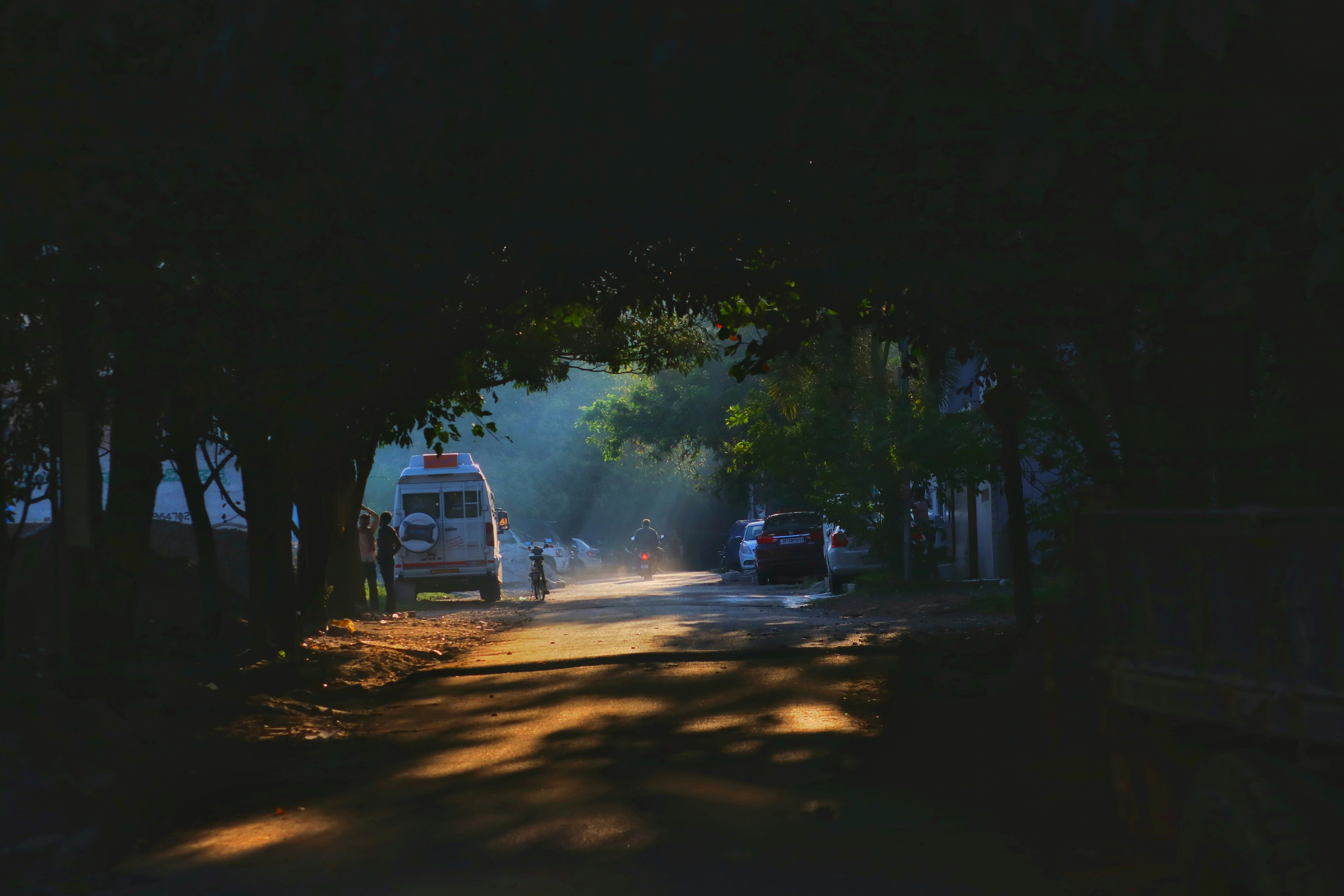 अस्पताल के बिस्तर पर लेटी एक युवती, जिसकी आँखों पर पट्टी बंधी है और चेहरा धुंधला दिख रहा है, उसके बगल में चिंतित परिजन बैठे हैं।