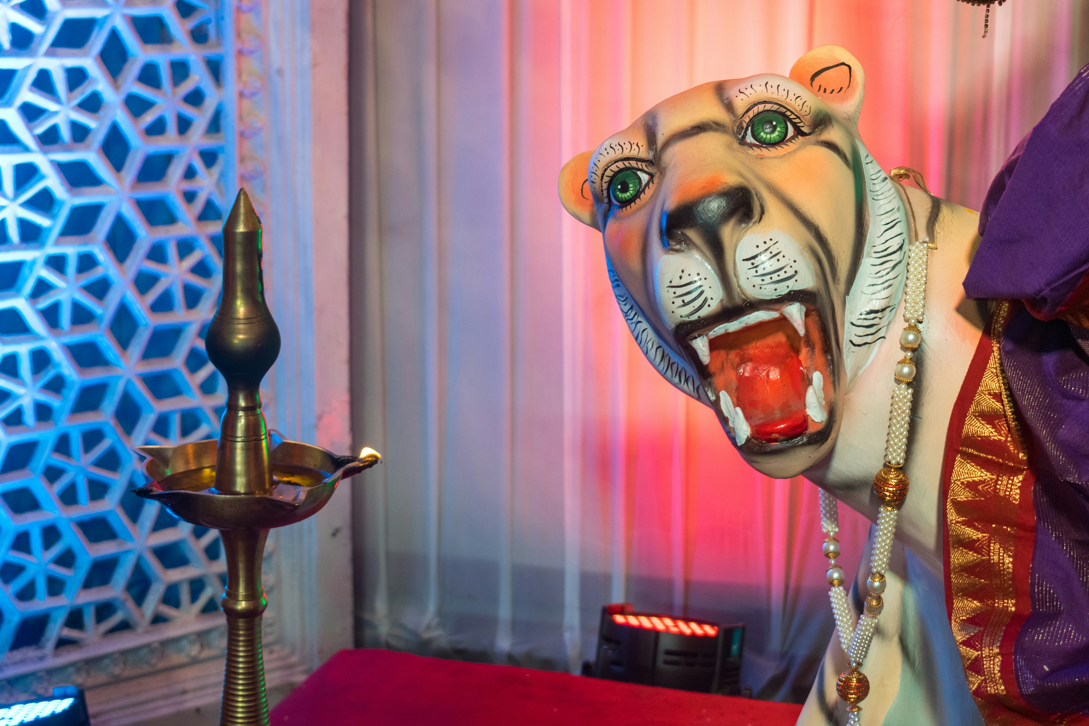 A statue of a tiger with its mouth open