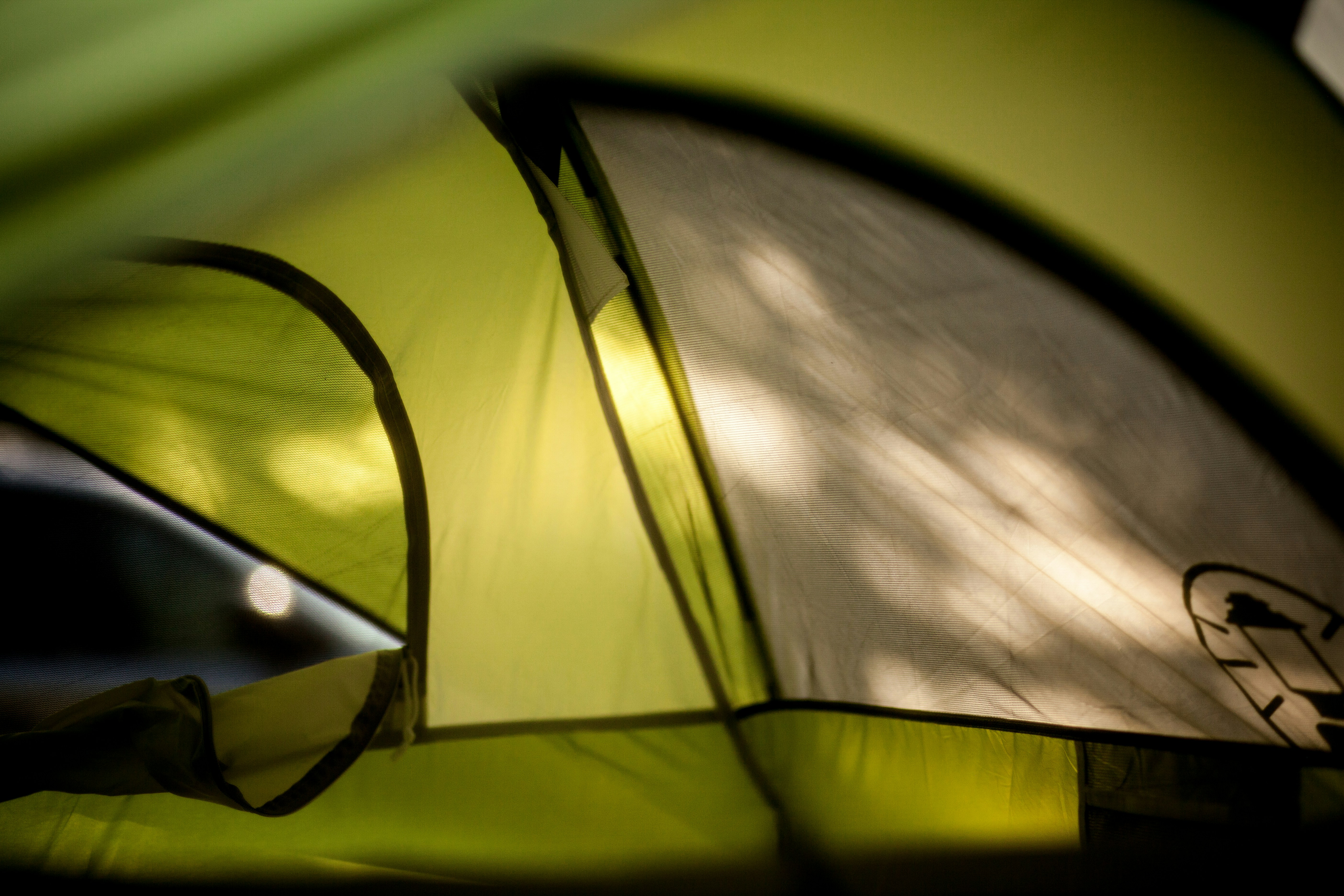 캠핑 난로 앞에서 담요를 덮고 있는 모습