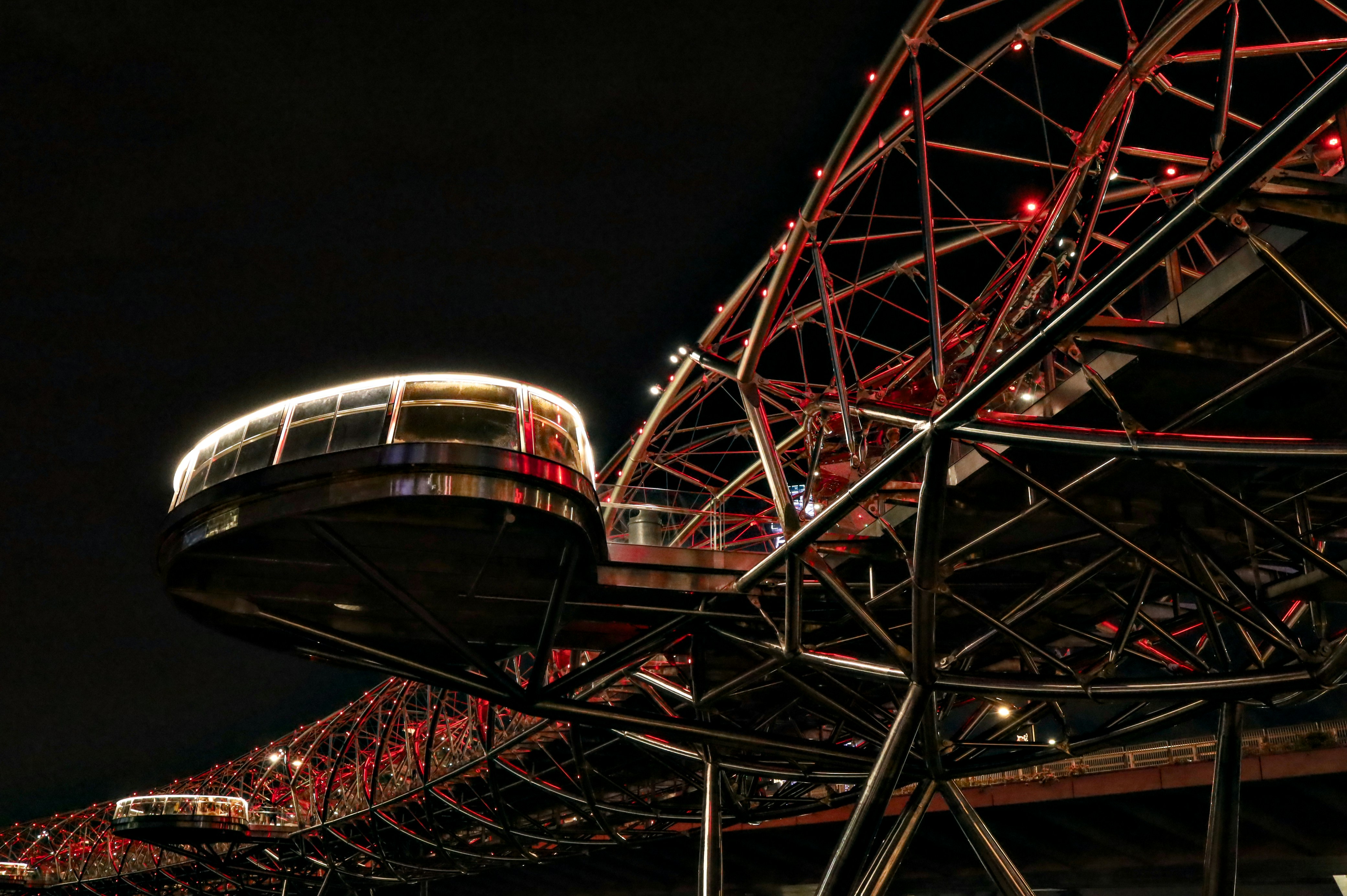 Une grande roue posée au sommet d’une structure métallique
