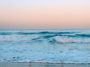A blurry photo of the ocean with waves coming in
