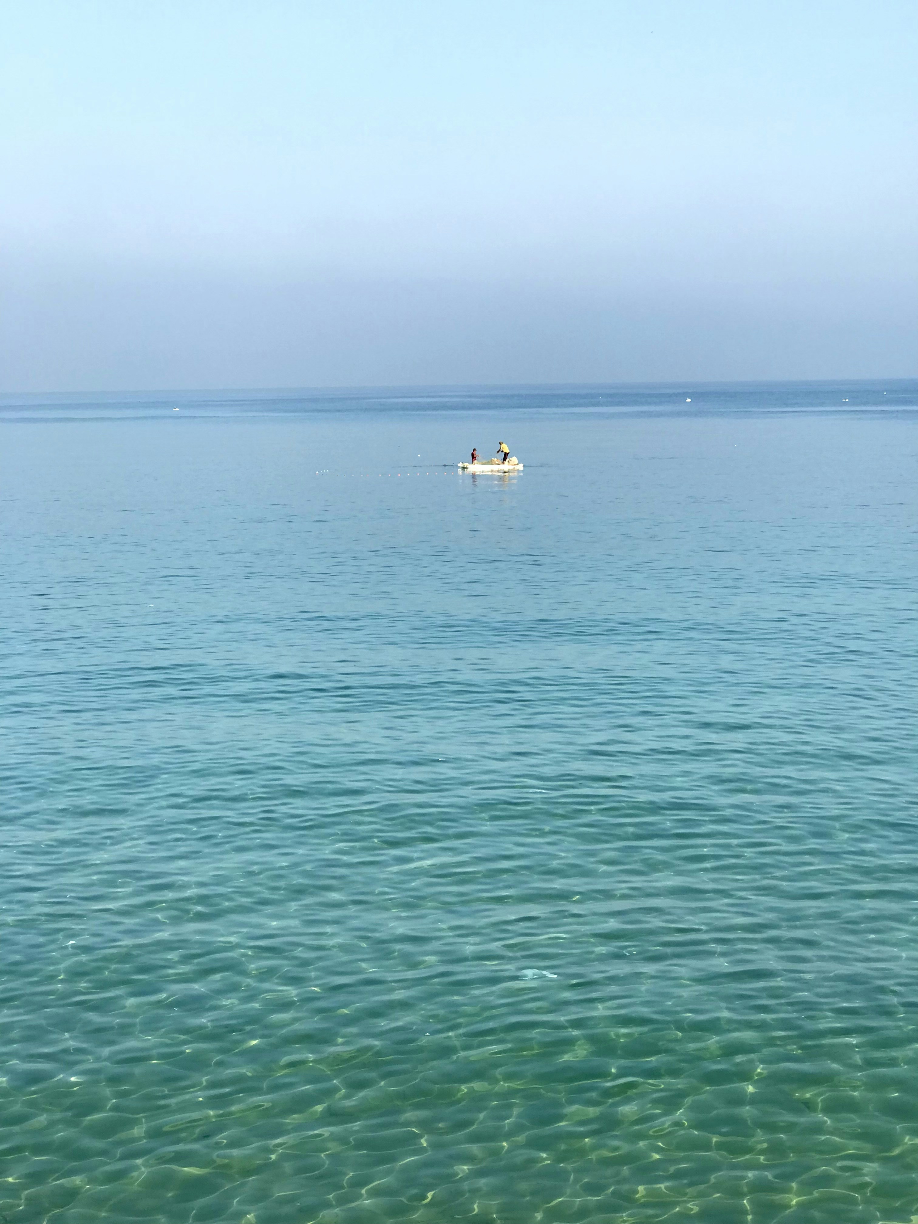 大きな水面に浮かぶボート