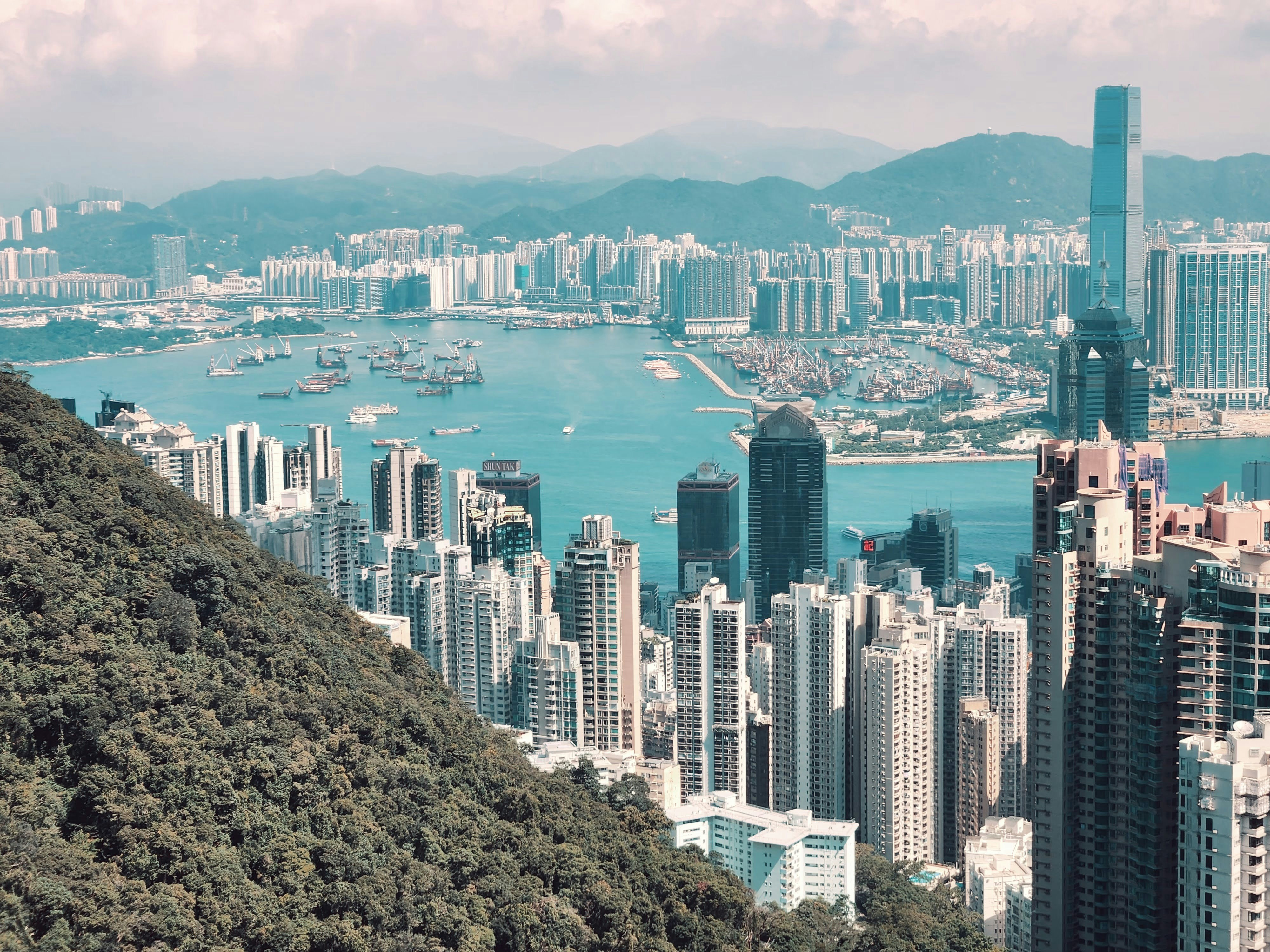 Uma vista de uma cidade do topo de uma colina