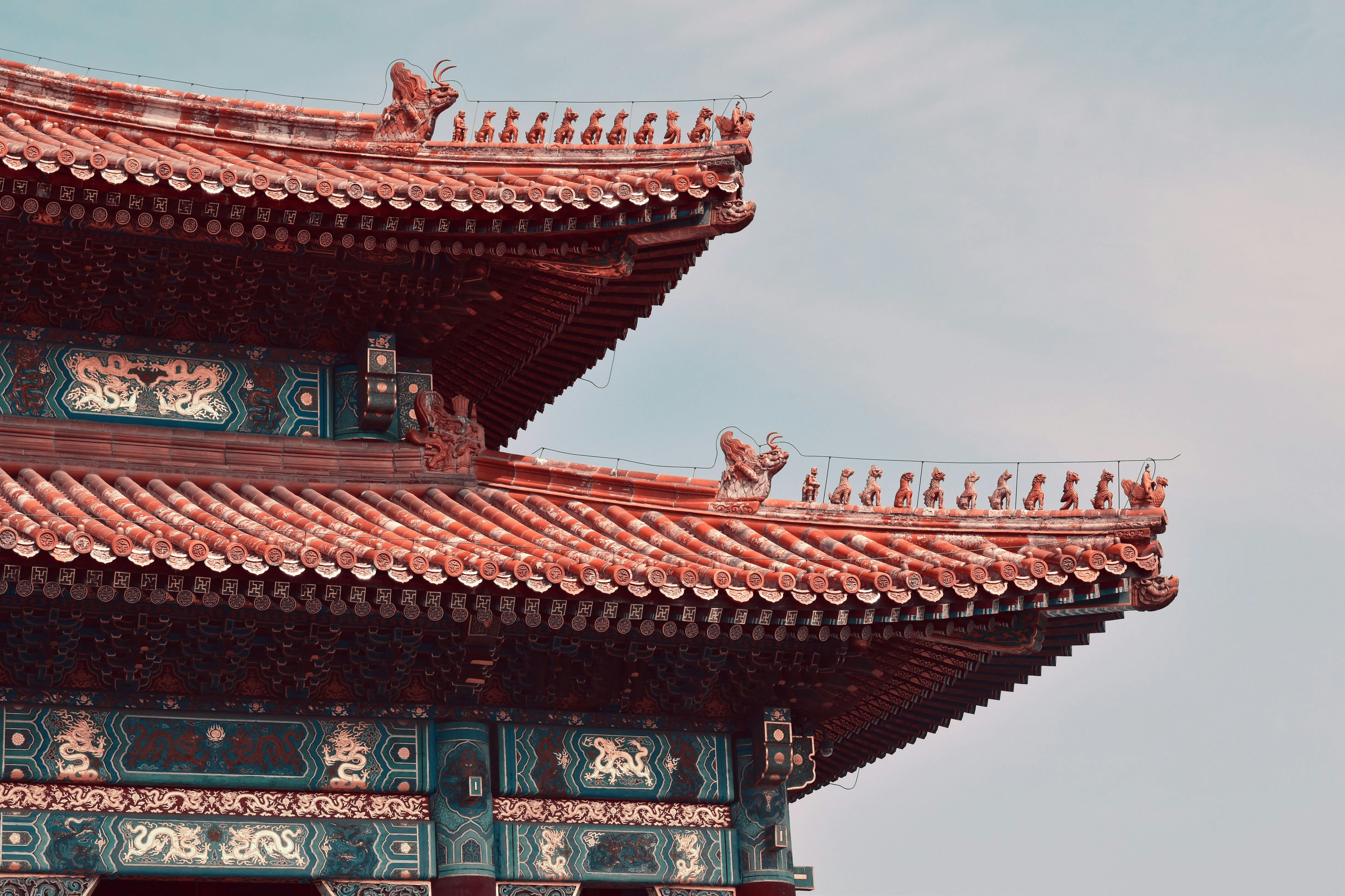 Um prédio alto com um céu ao fundo