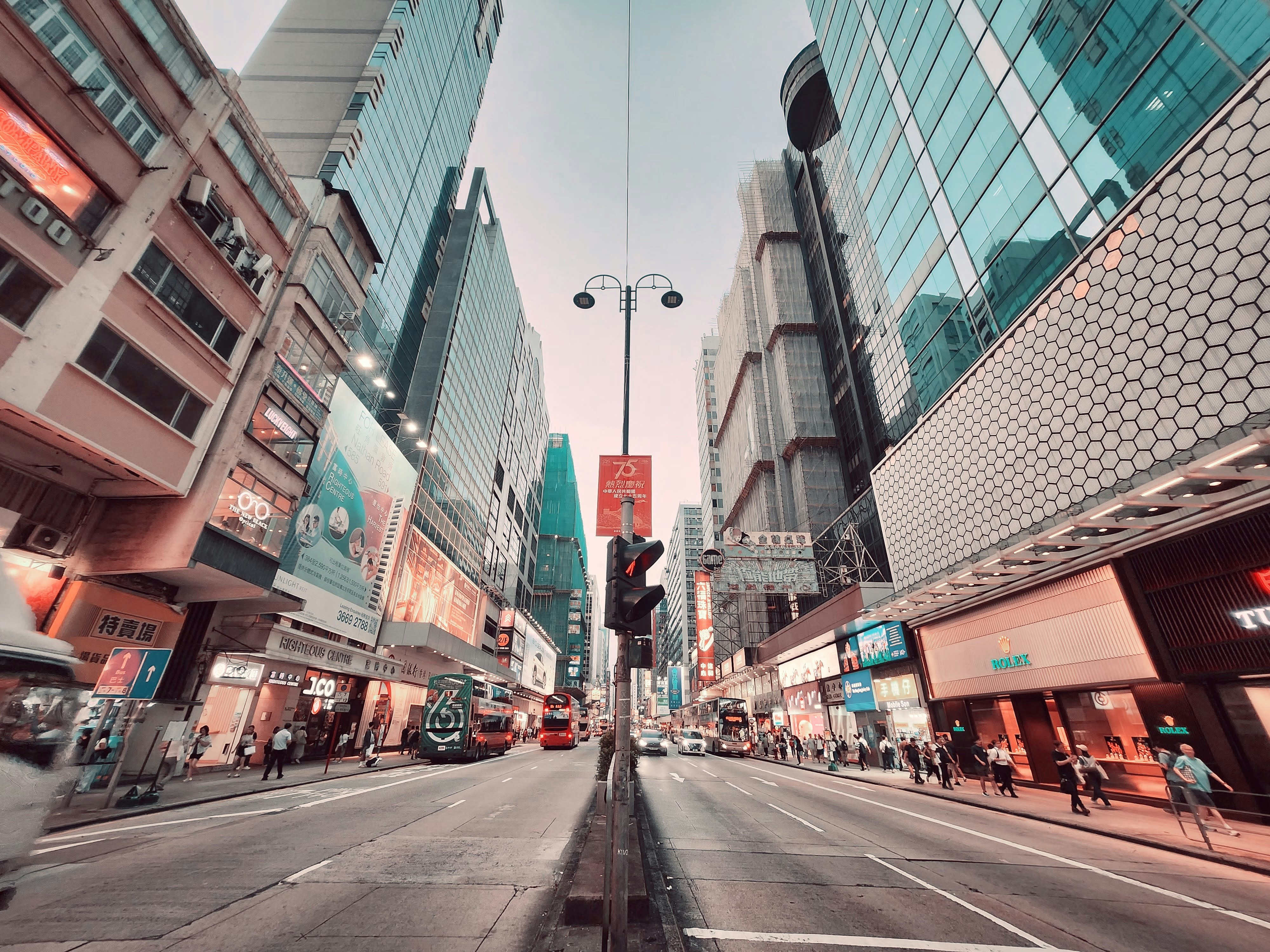 Uma rua da cidade cheia de edifícios altos