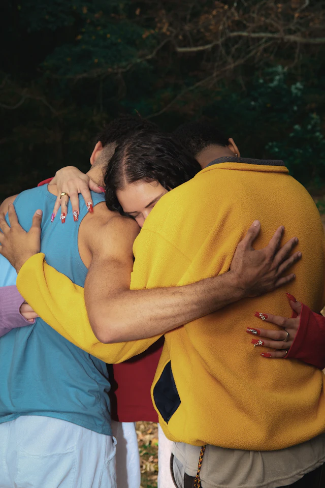 Was ist ein Cuddle-Jam — eine enge Gruppenumarmung draußen in weichem Waldlicht