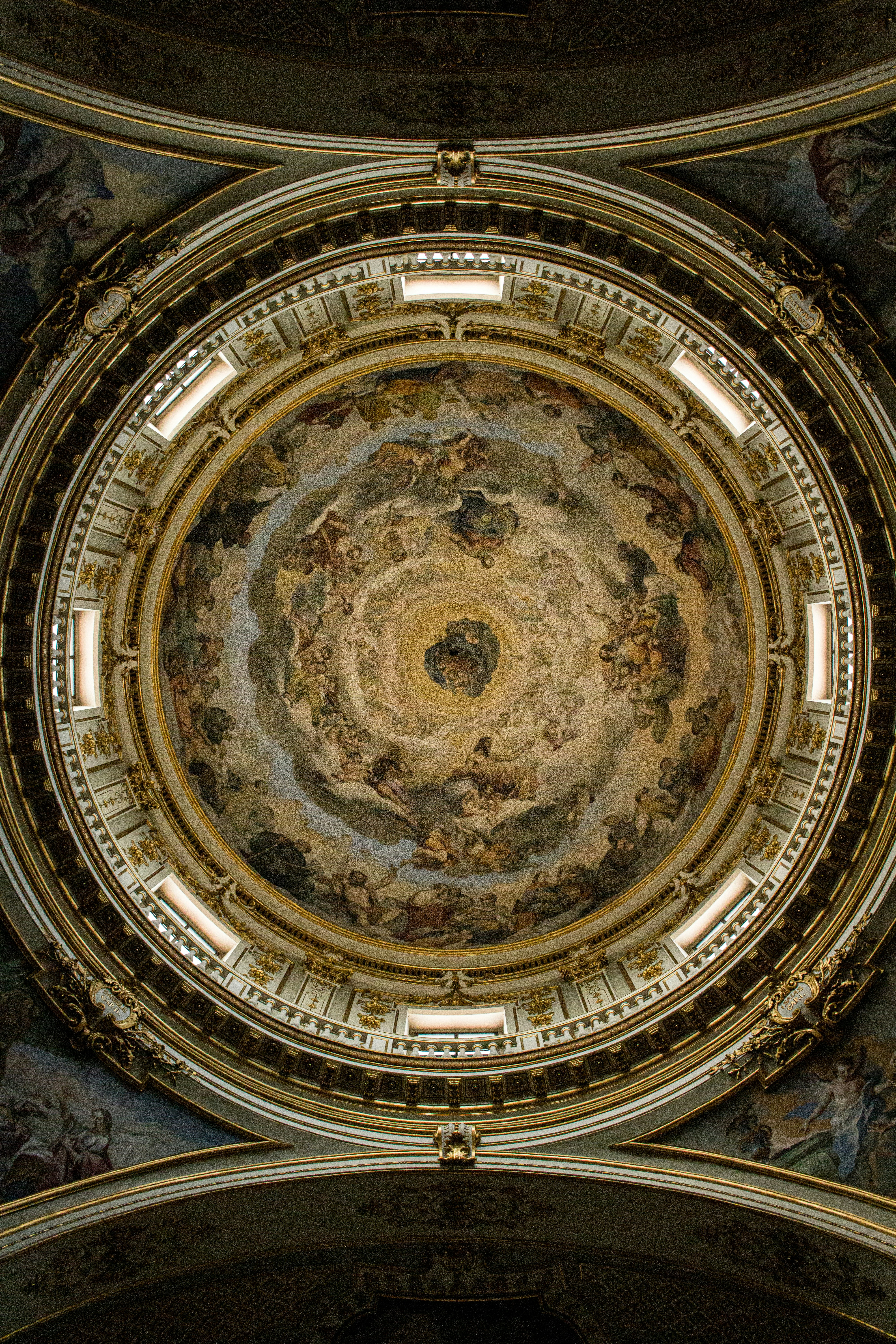 Die Decke eines Gebäudes mit einem Gemälde darauf