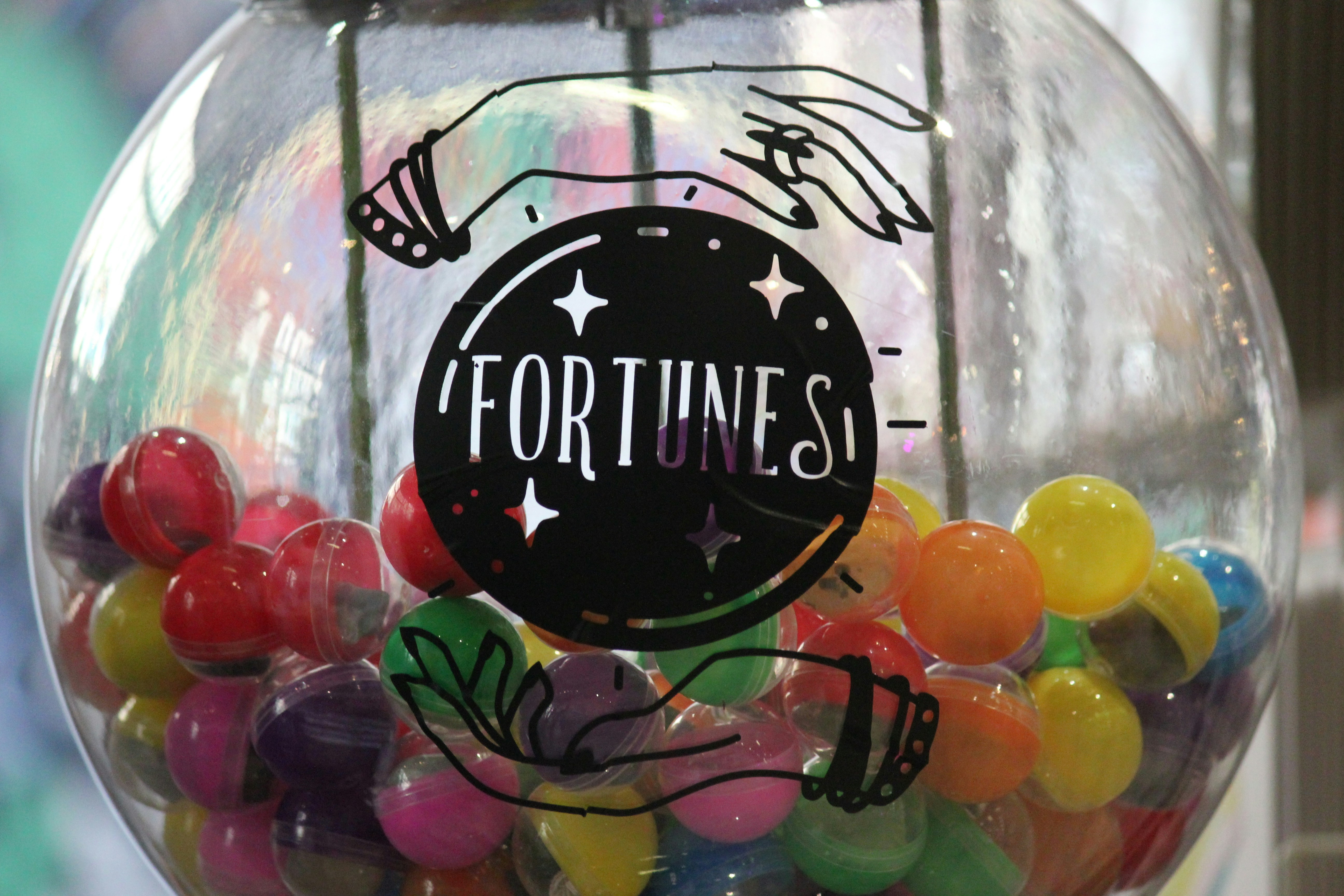 Máquina de sorteo con bolillas numeradas en primer plano