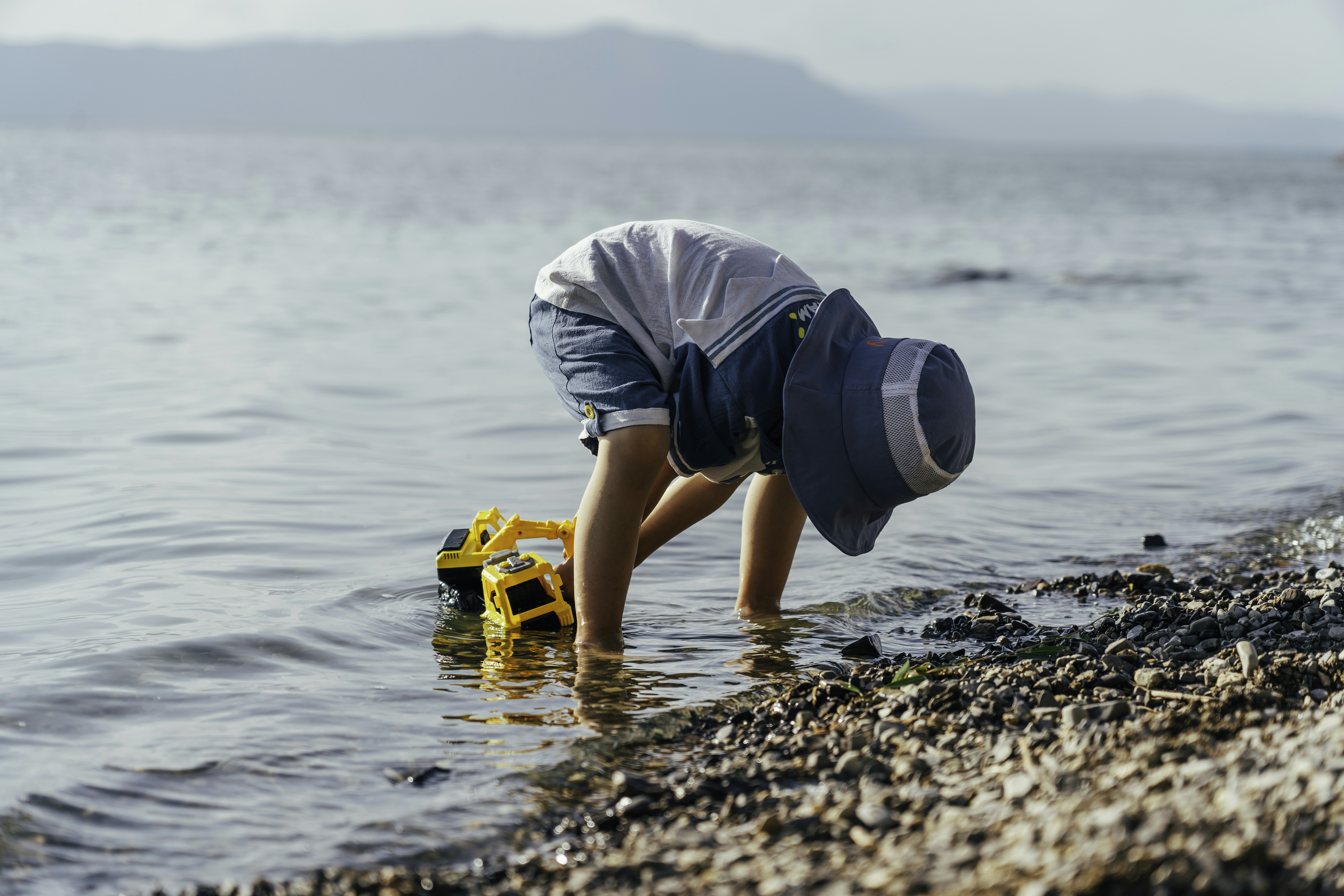 Un enfant jouant dans l’eau sur la plage