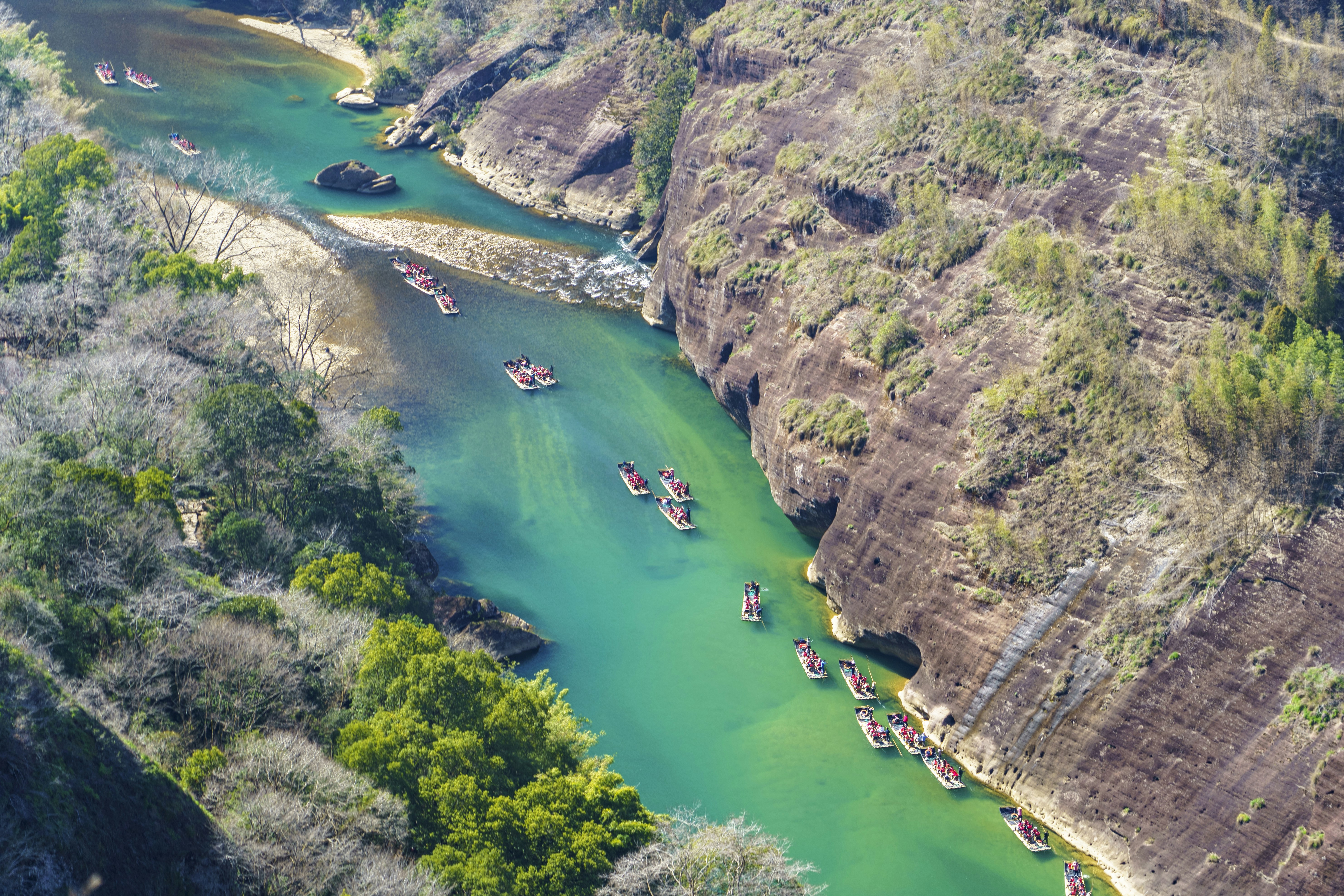 Une vue aérienne d’une rivière entourée de montagnes