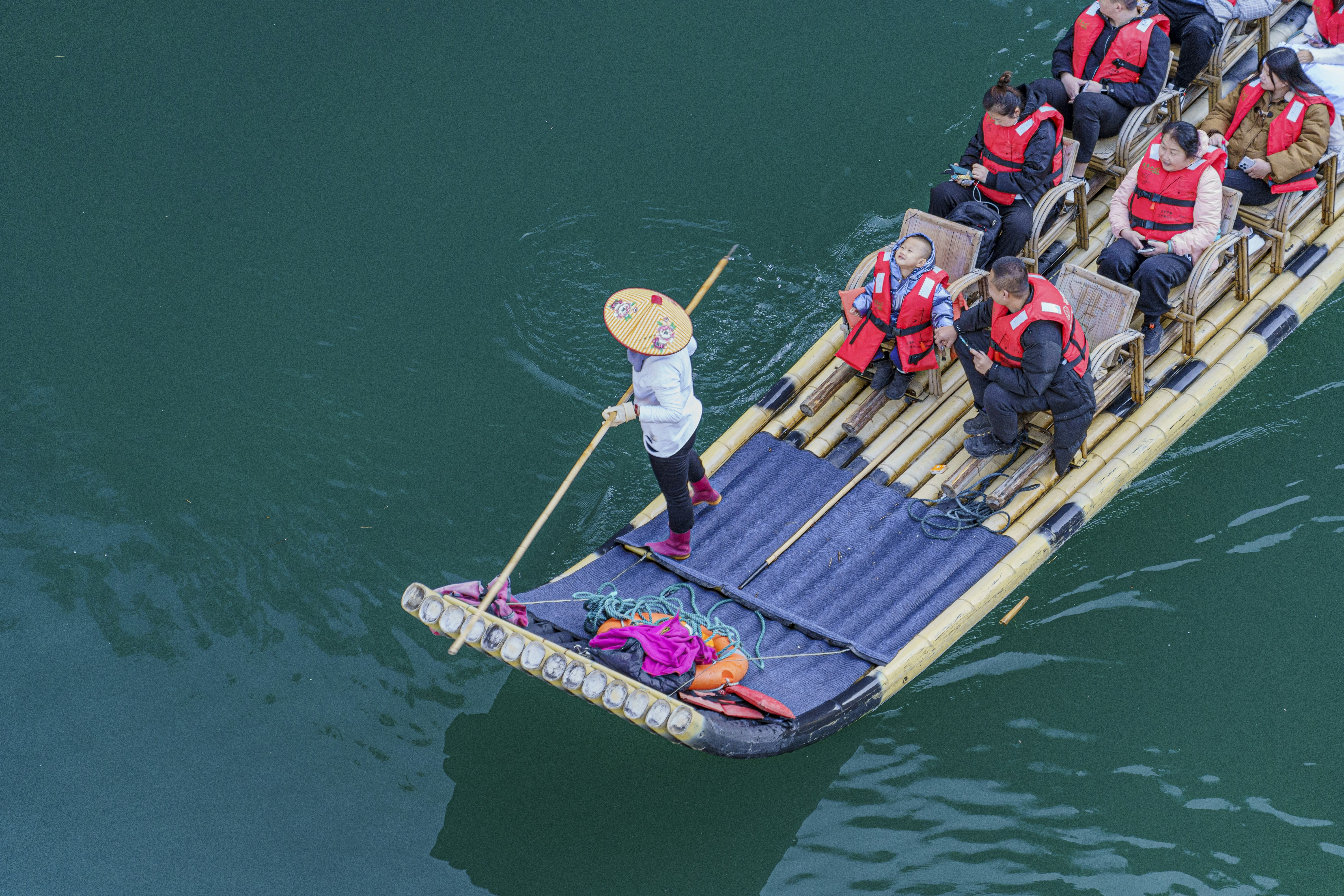 Un groupe de personnes à l’arrière d’un bateau