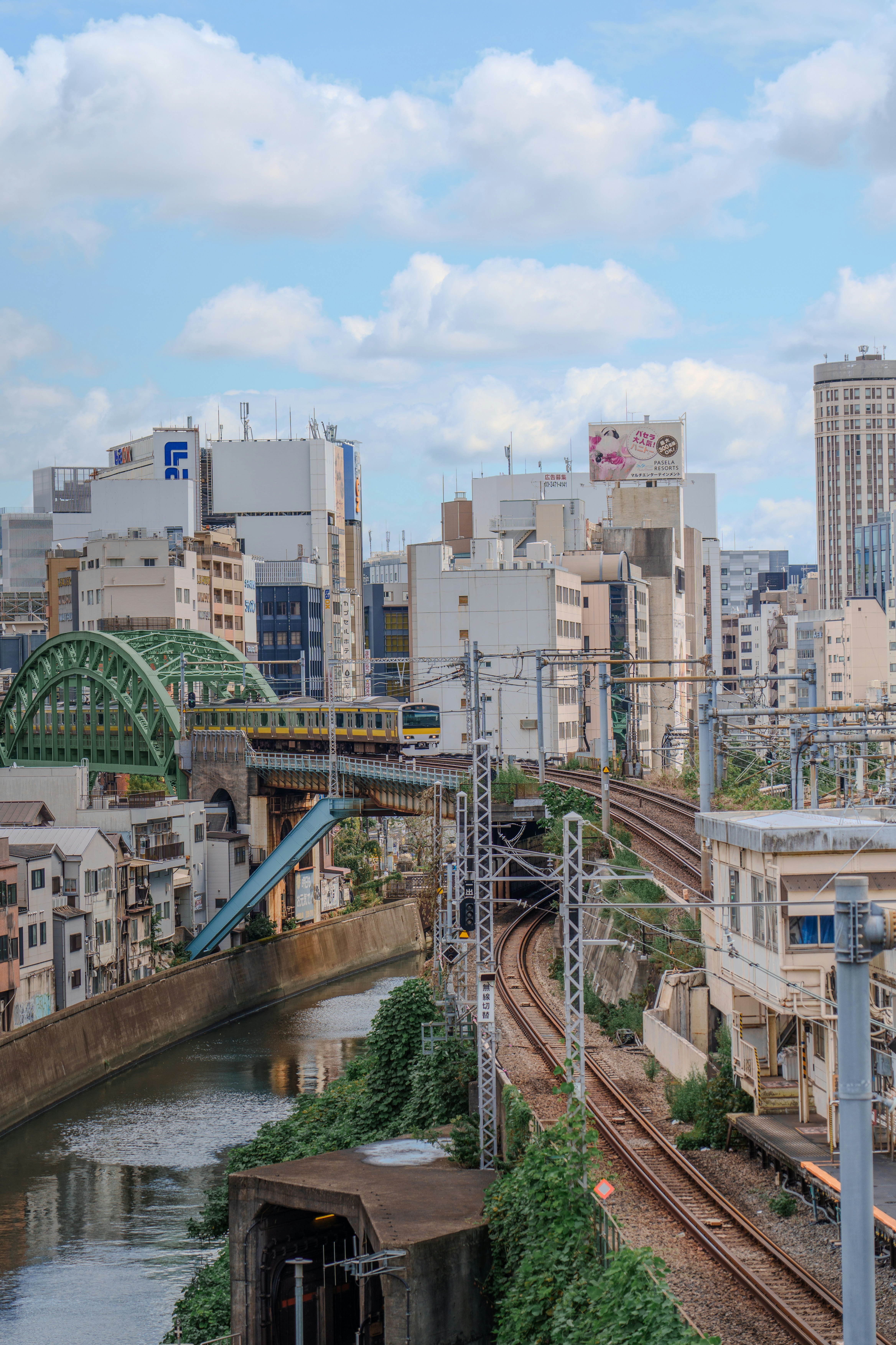 A train traveling through a city next to tall buildings photo – Free ...