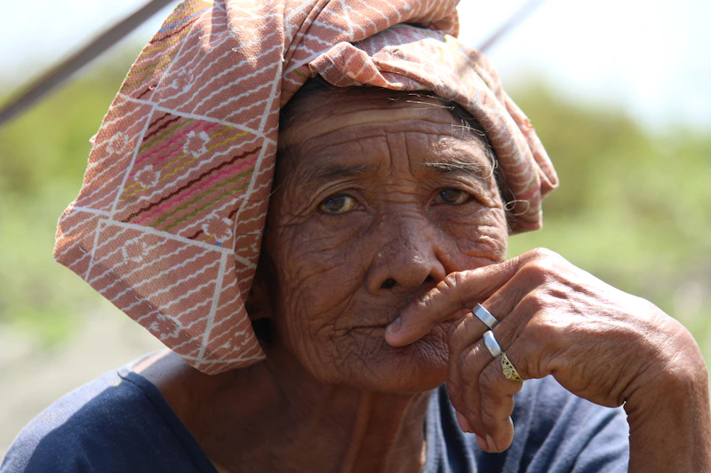 Sugar Mommy สวมหมวกกำลังสูบบุหรี่