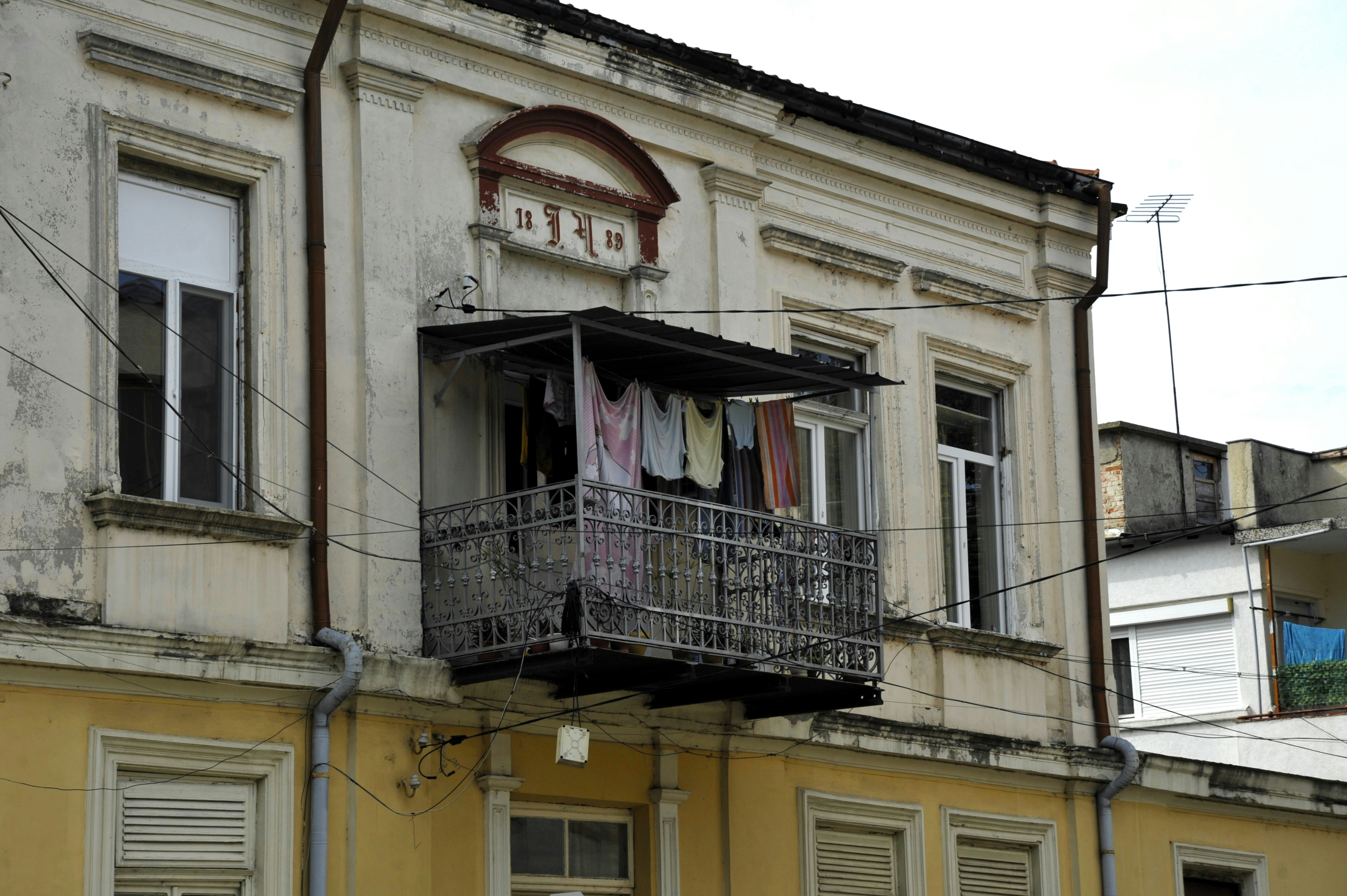 Un antico edificio con balcone e balconi