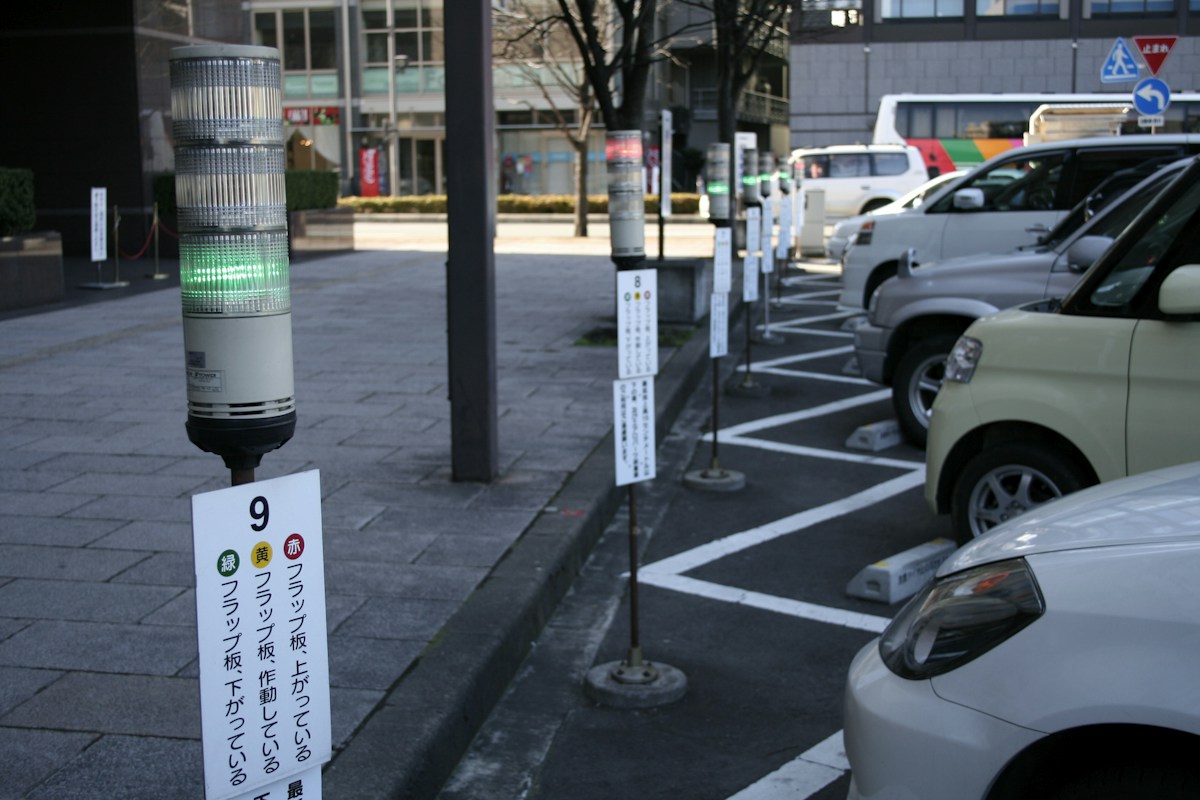 日本投幣式停車場，車位前方的號碼牌與地面白線