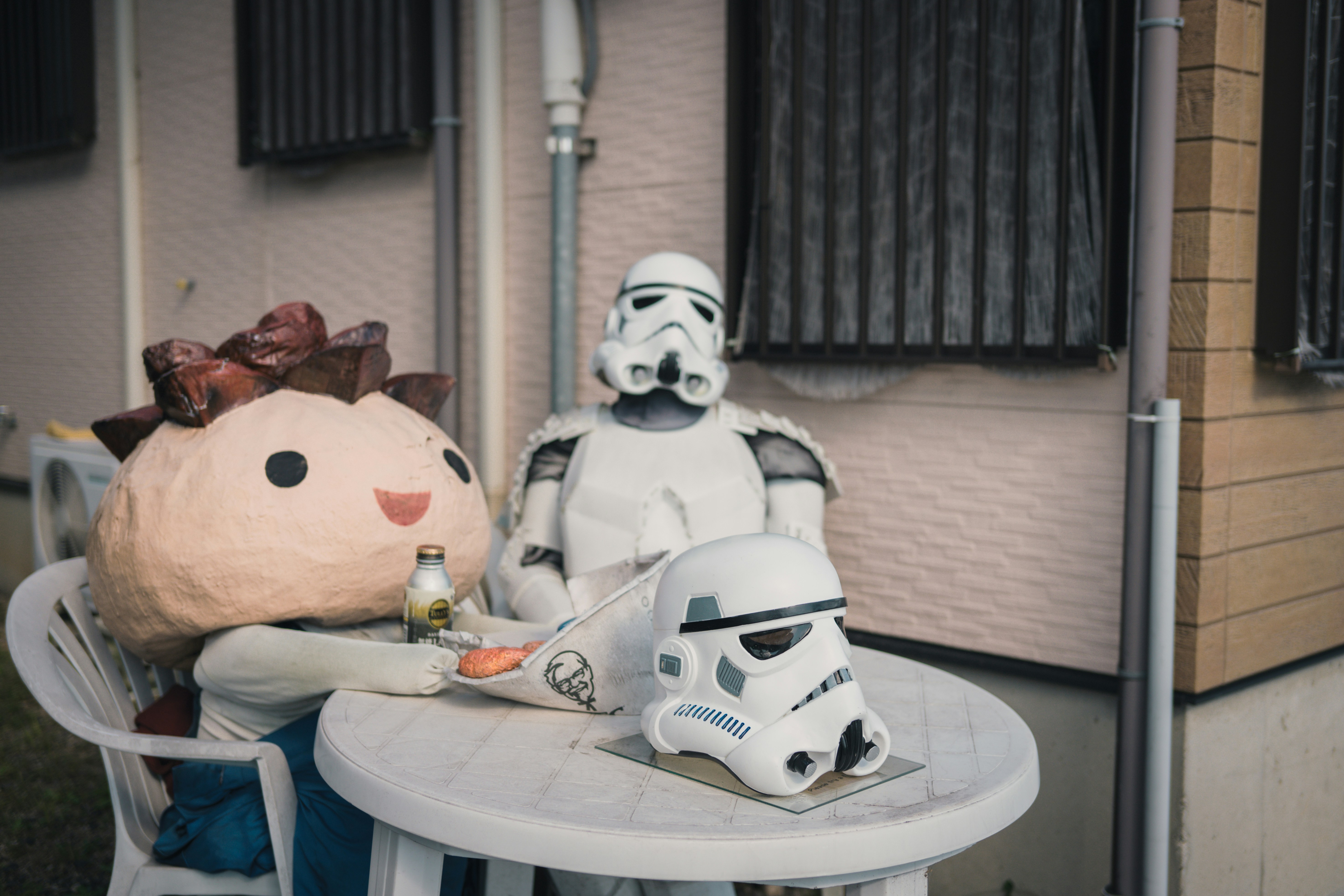 Beberapa boneka binatang duduk di meja