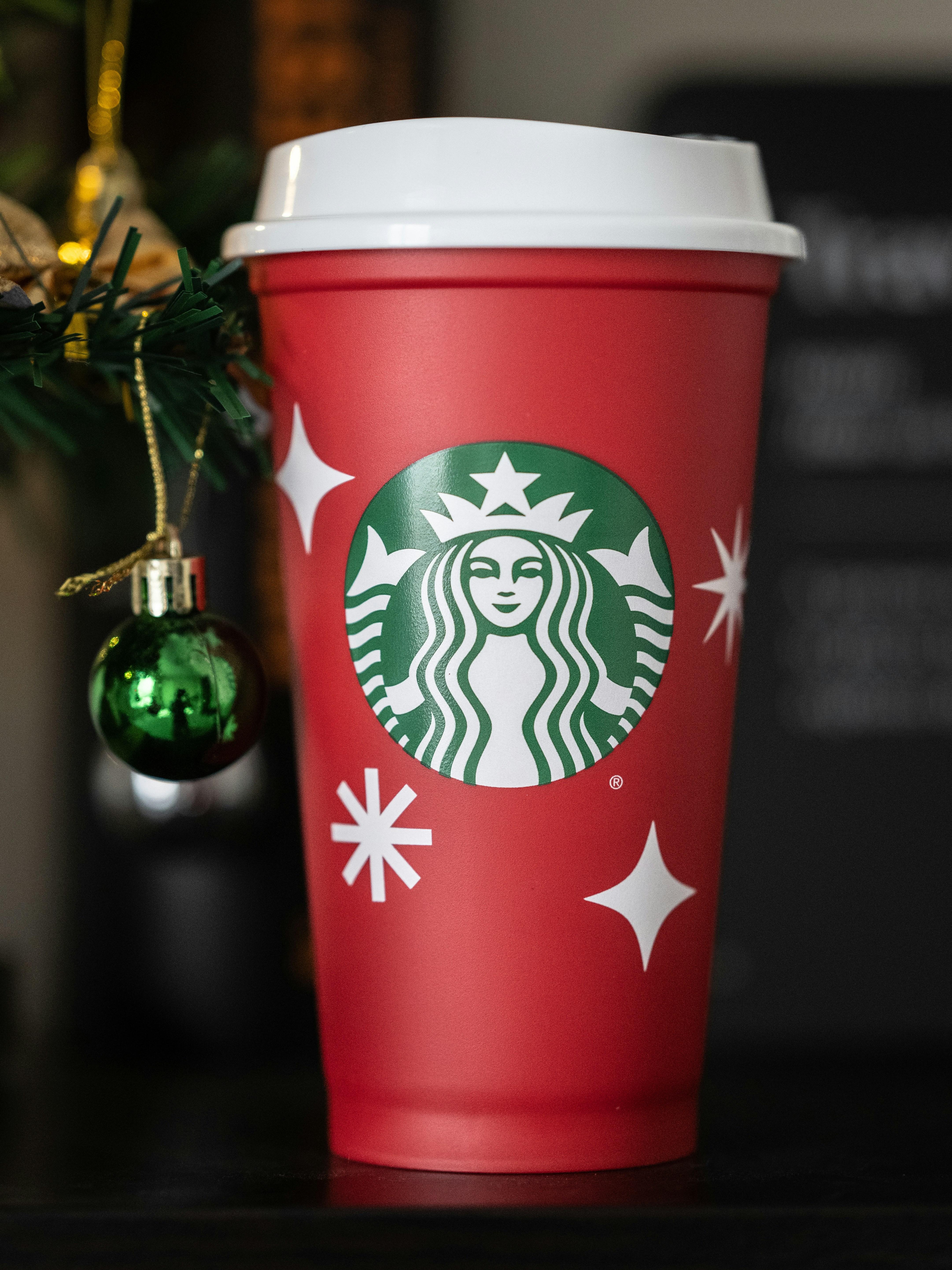 Una taza roja de Starbucks encima de una mesa