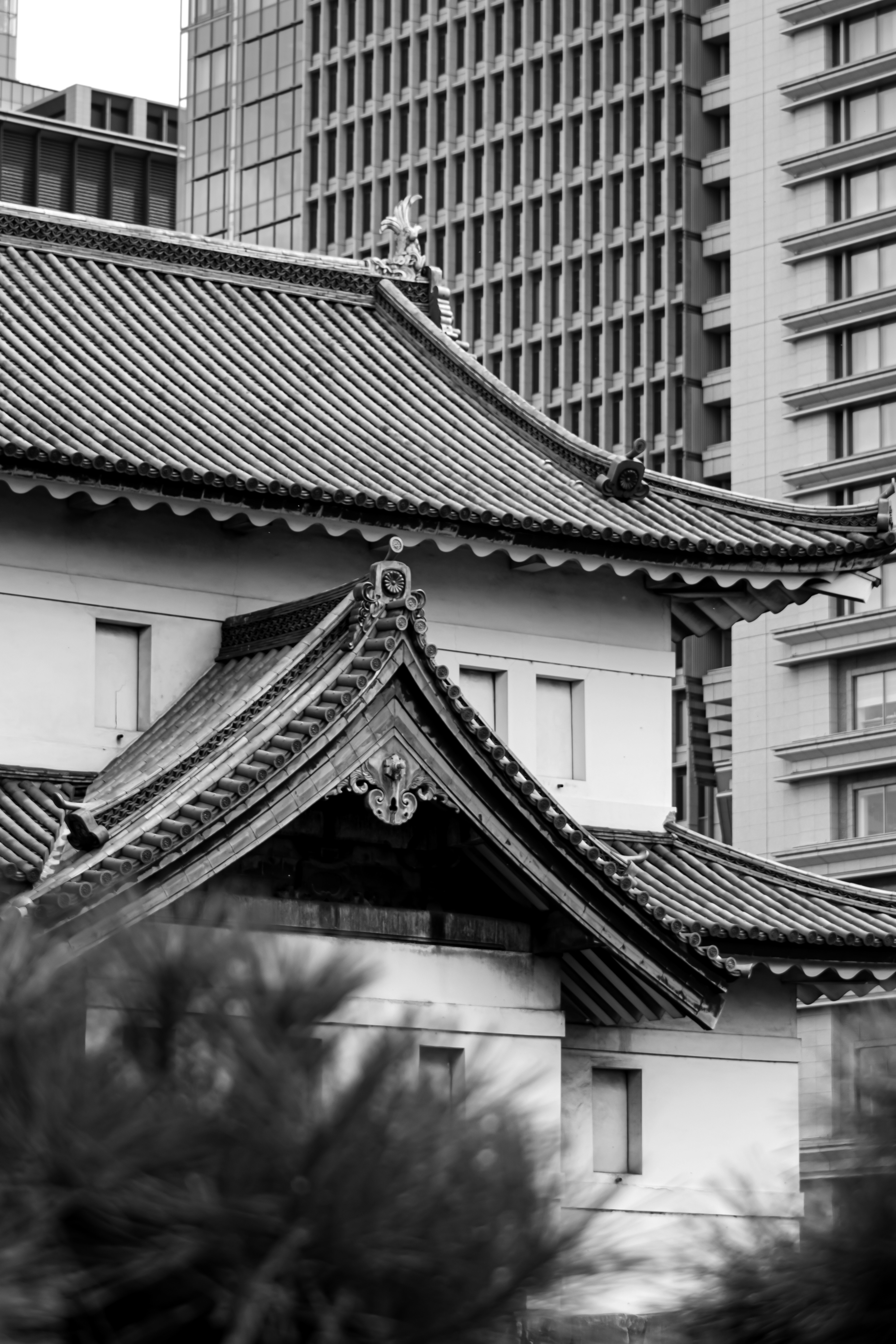 A black and white photo of a building in a city