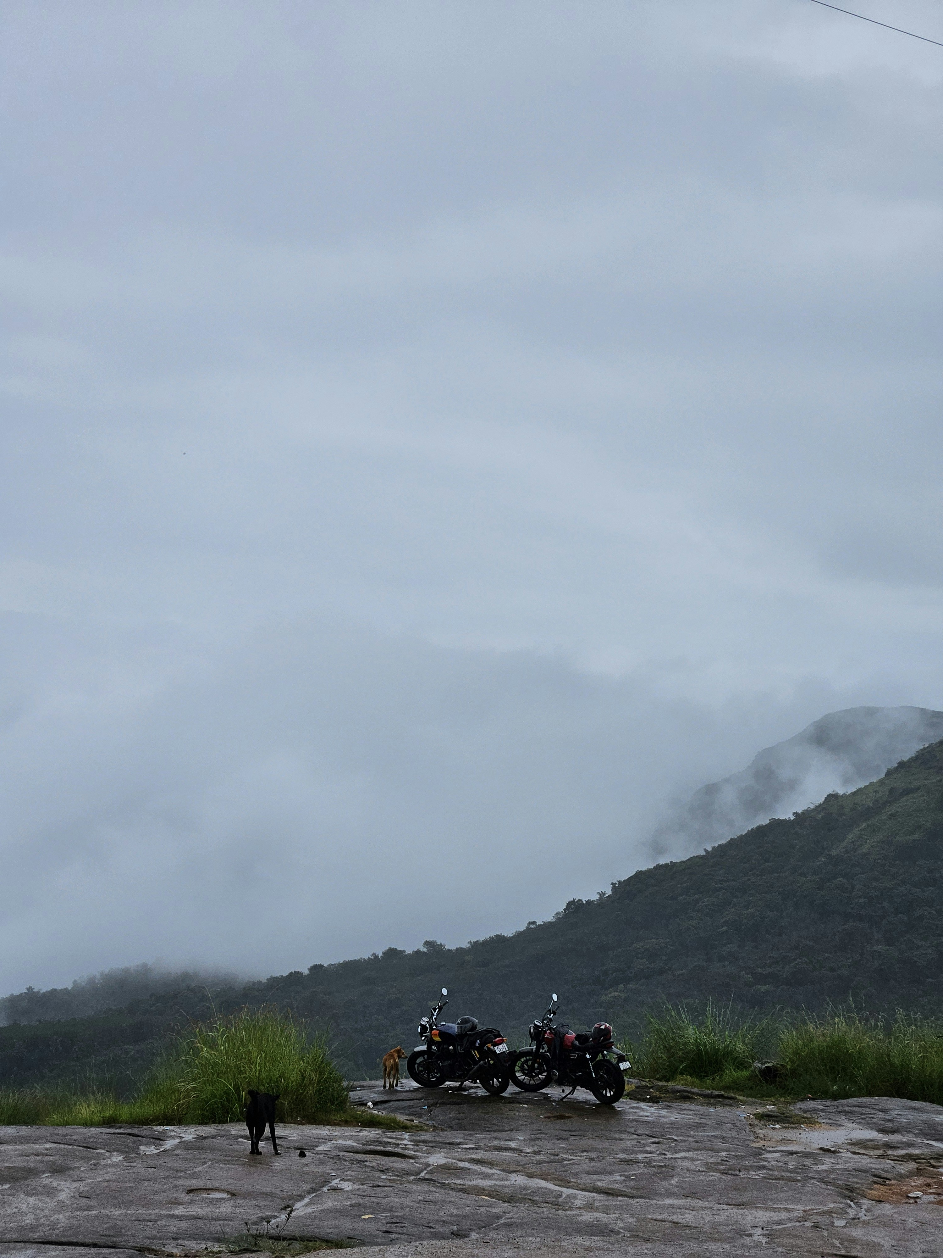 Um par de motocicletas estacionadas em cima de uma rocha