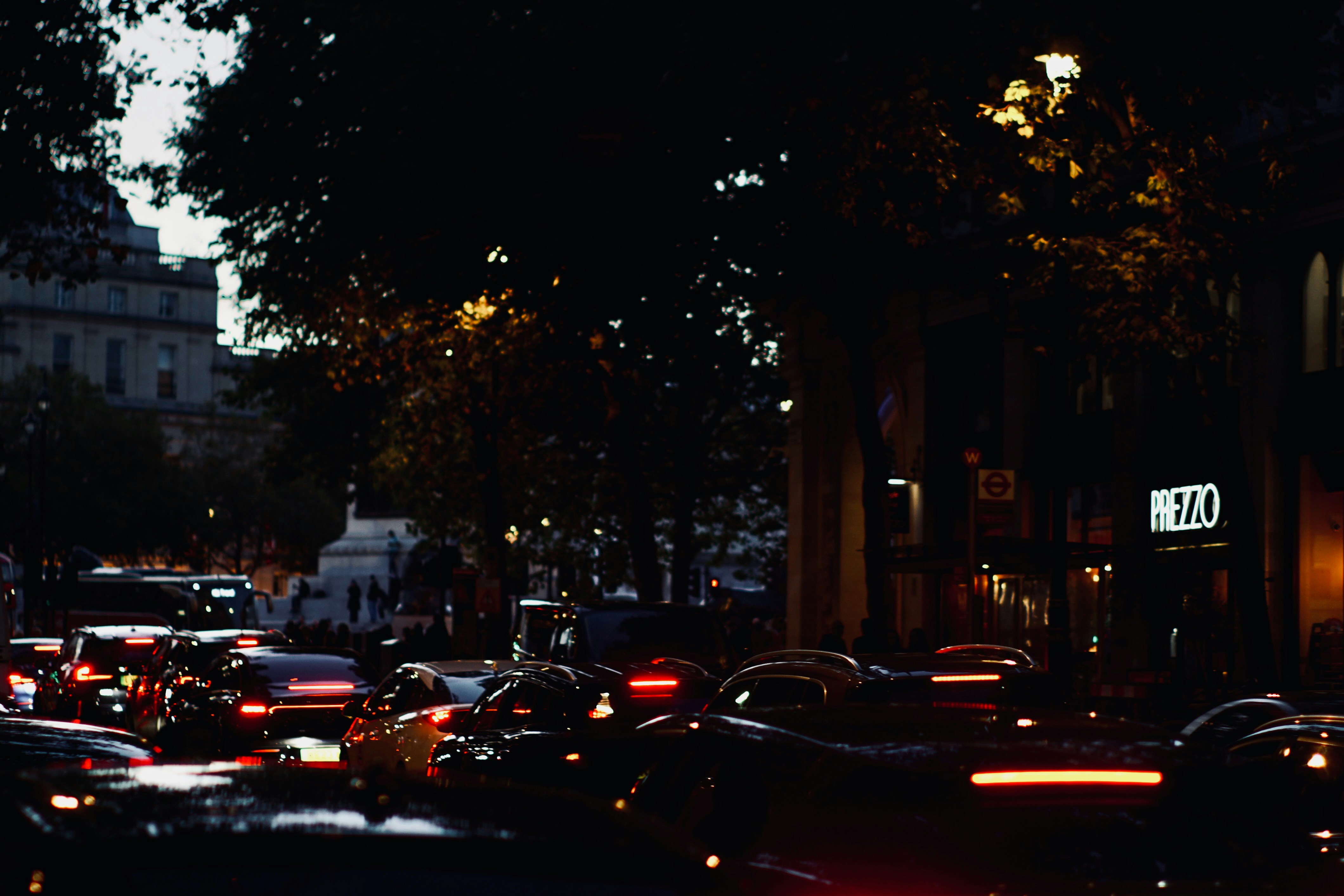 A city street filled with lots of traffic at night