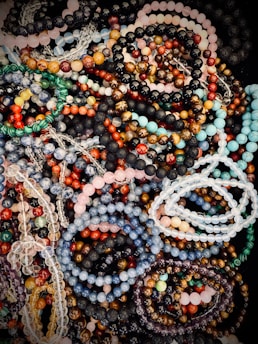 A bunch of beads that are on a table