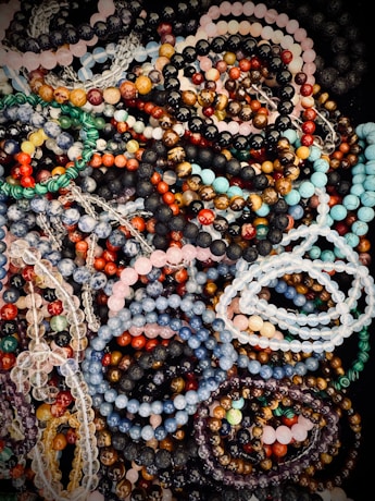 A bunch of beads that are on a table