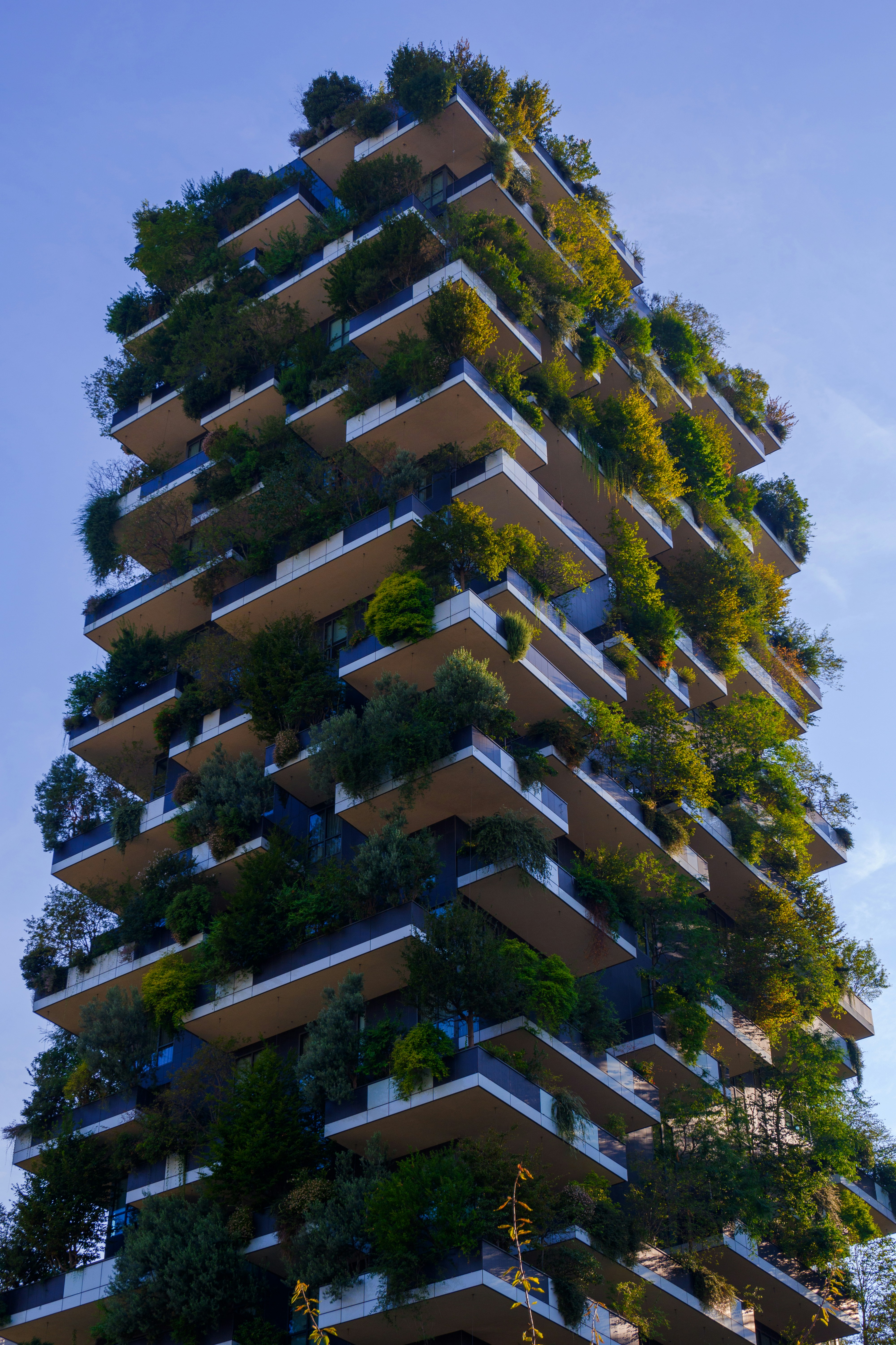 A very tall building with lots of plants growing on it