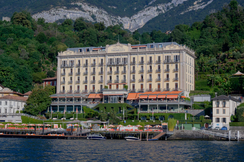 Элегантный номер люксового отеля с роскошным постельным бельём и классическим европейским декором