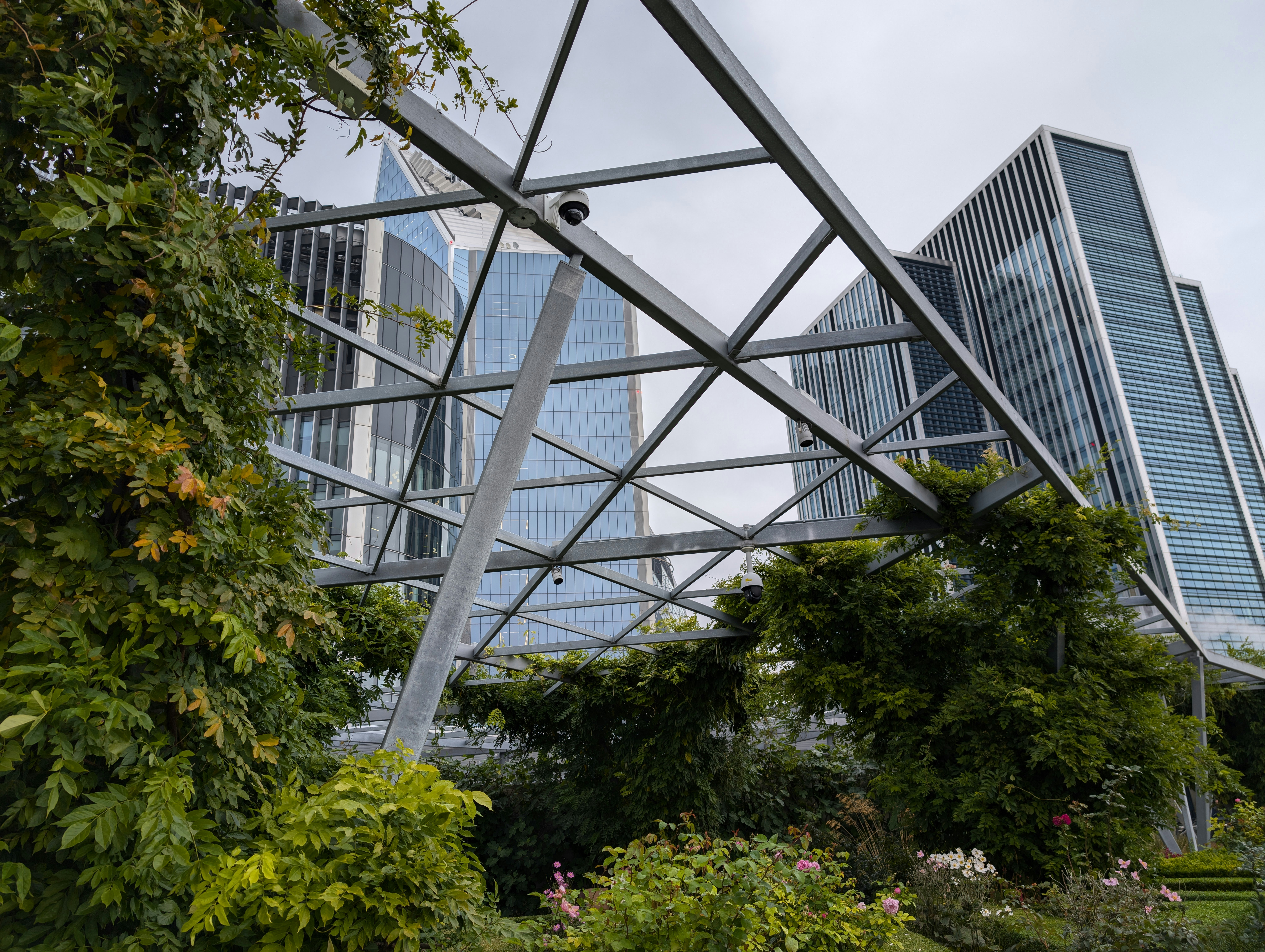 A large metal structure in the middle of a park photo – Free Blue Image ...