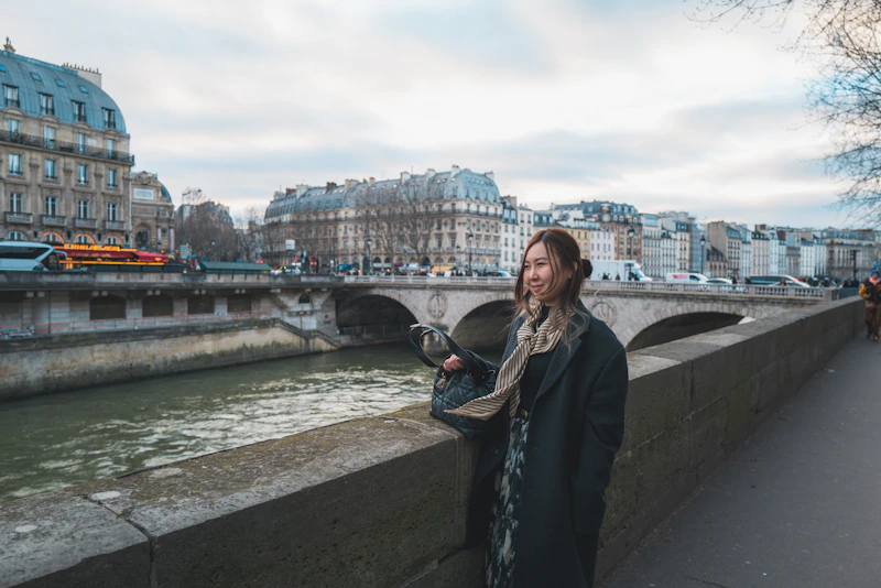 femme mûre sur un pont au bord de la rivière