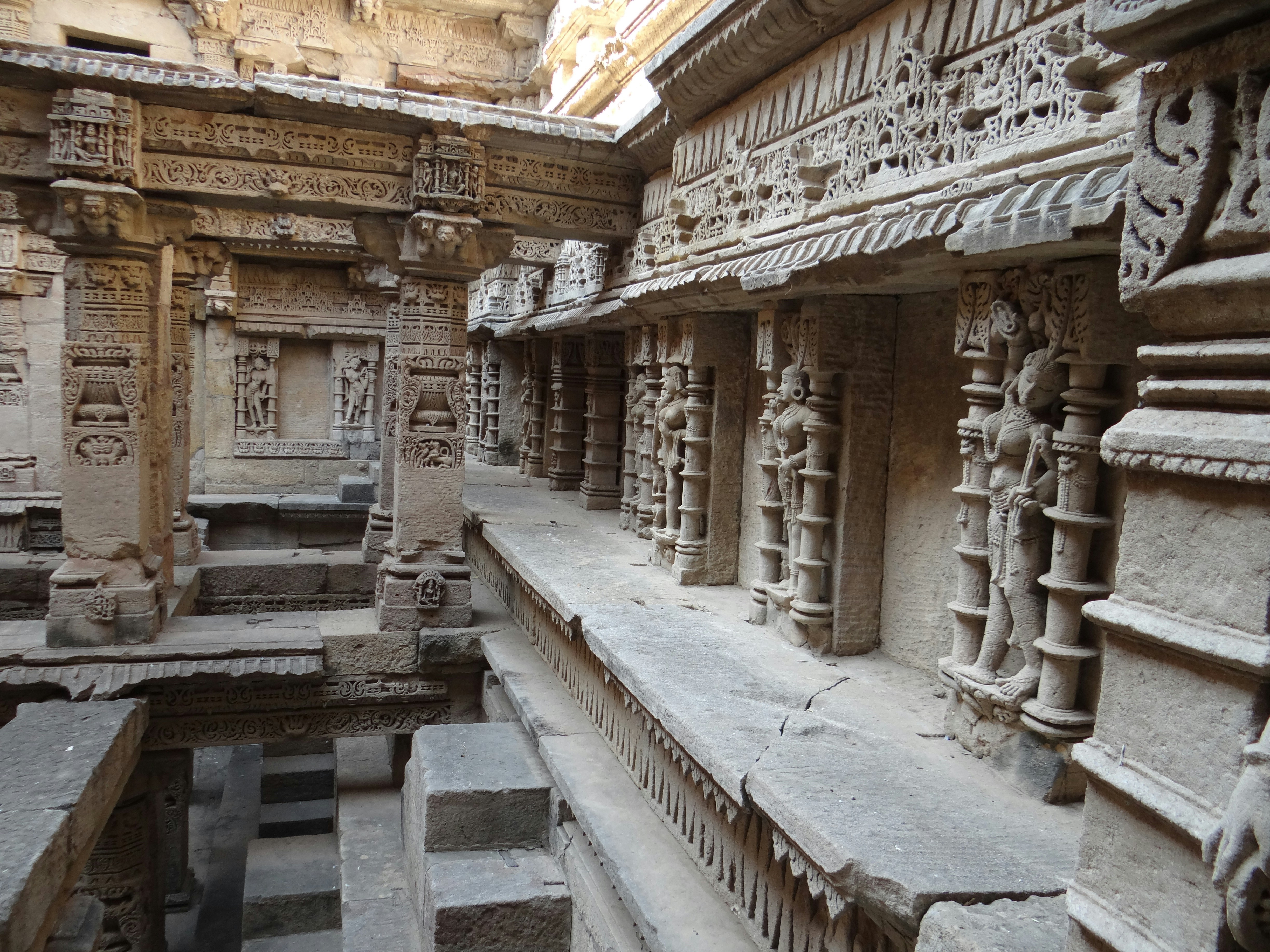 壁に彫刻が施された大きな石造りの建物