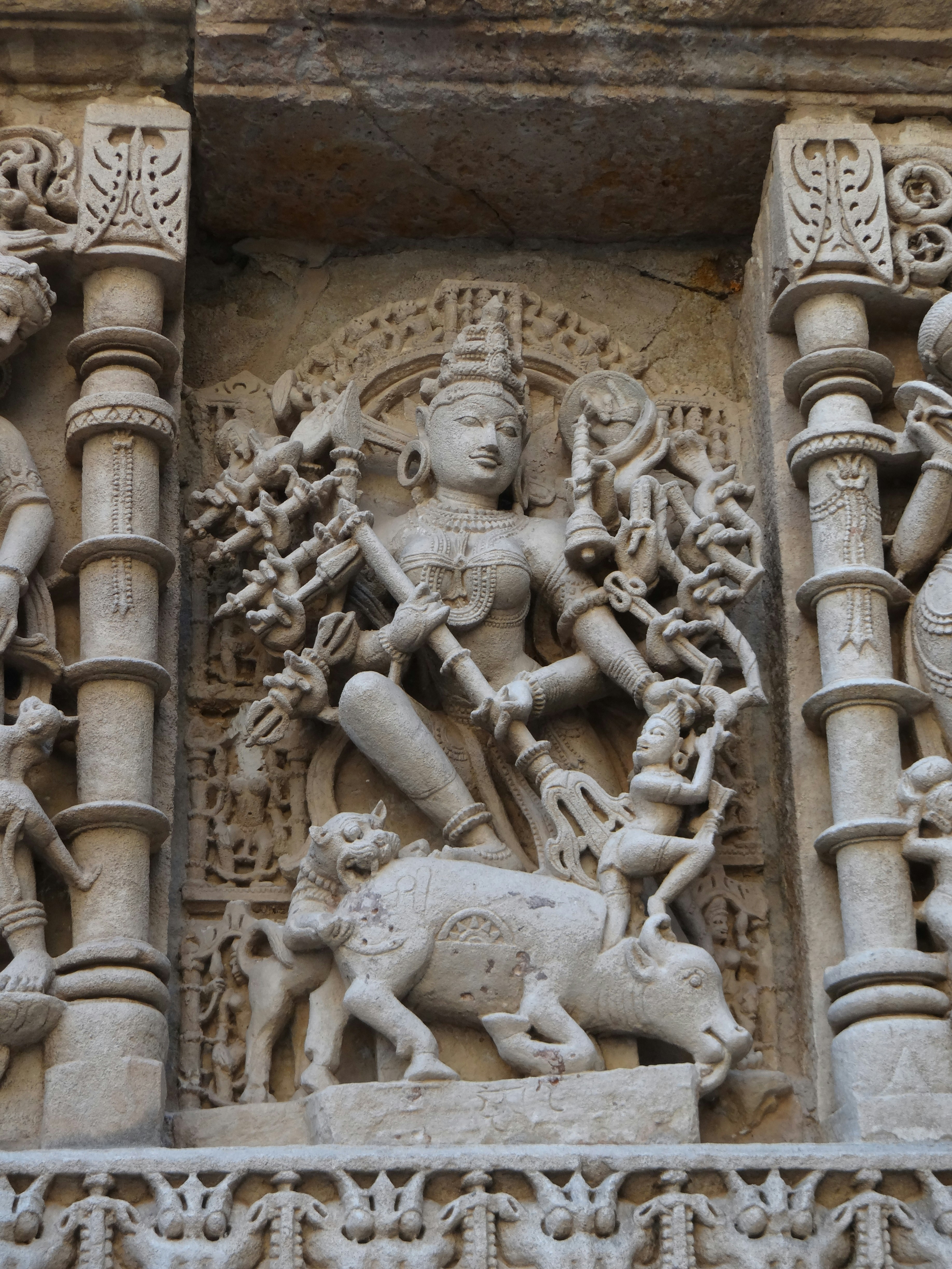 女性と動物の石の彫刻