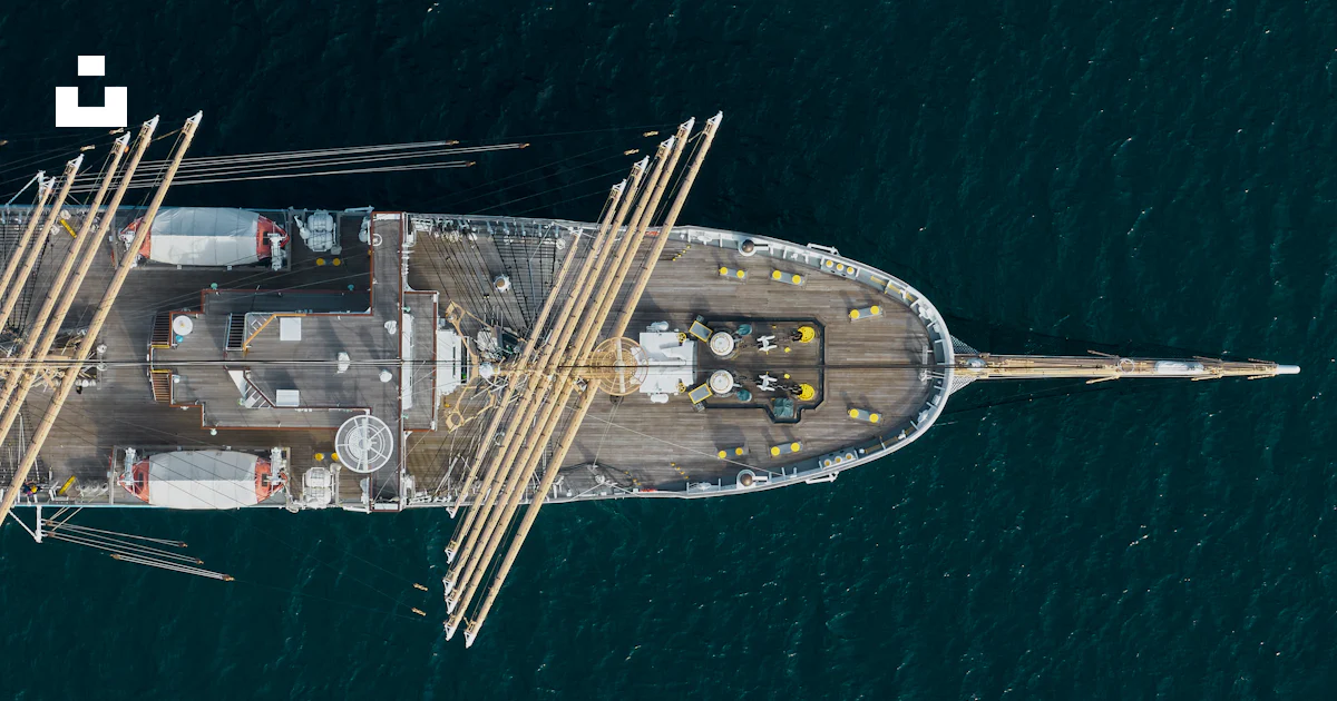 View Off Ship An aerial view of a ship in the ocean photo – Free 日本 Image on Unsplash