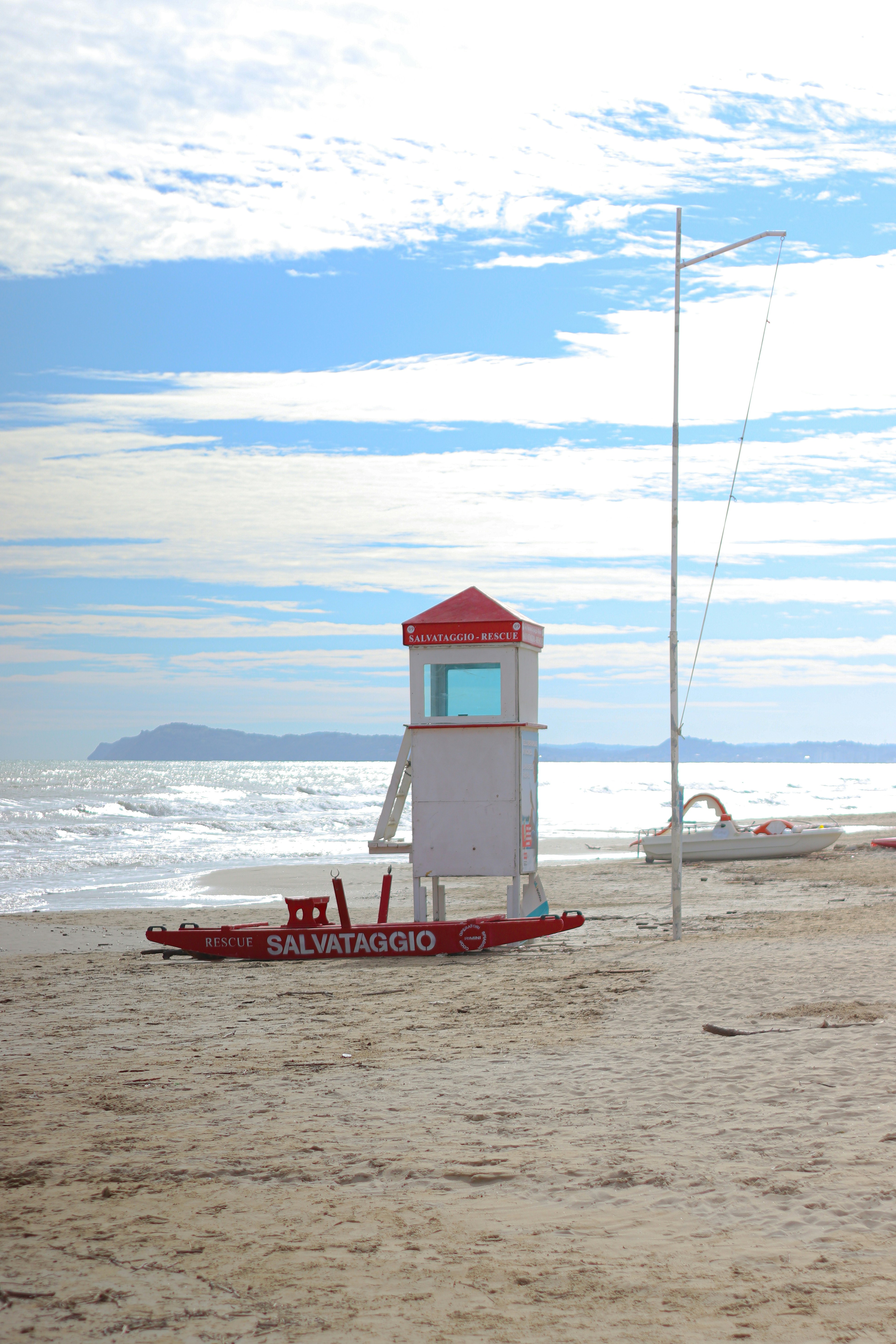 Ein Rettungsschwimmerturm an einem Strand am Meer