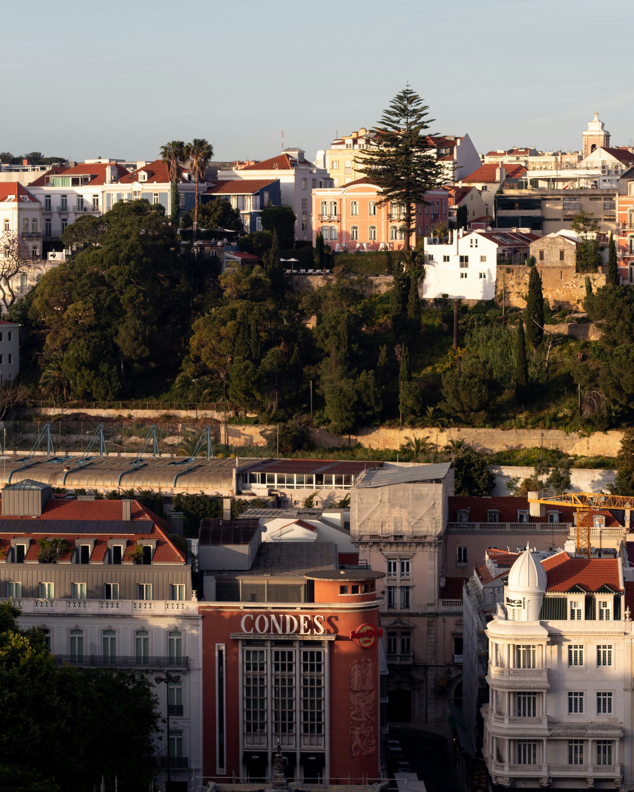 Fotomural A view of a city with a hill in the background