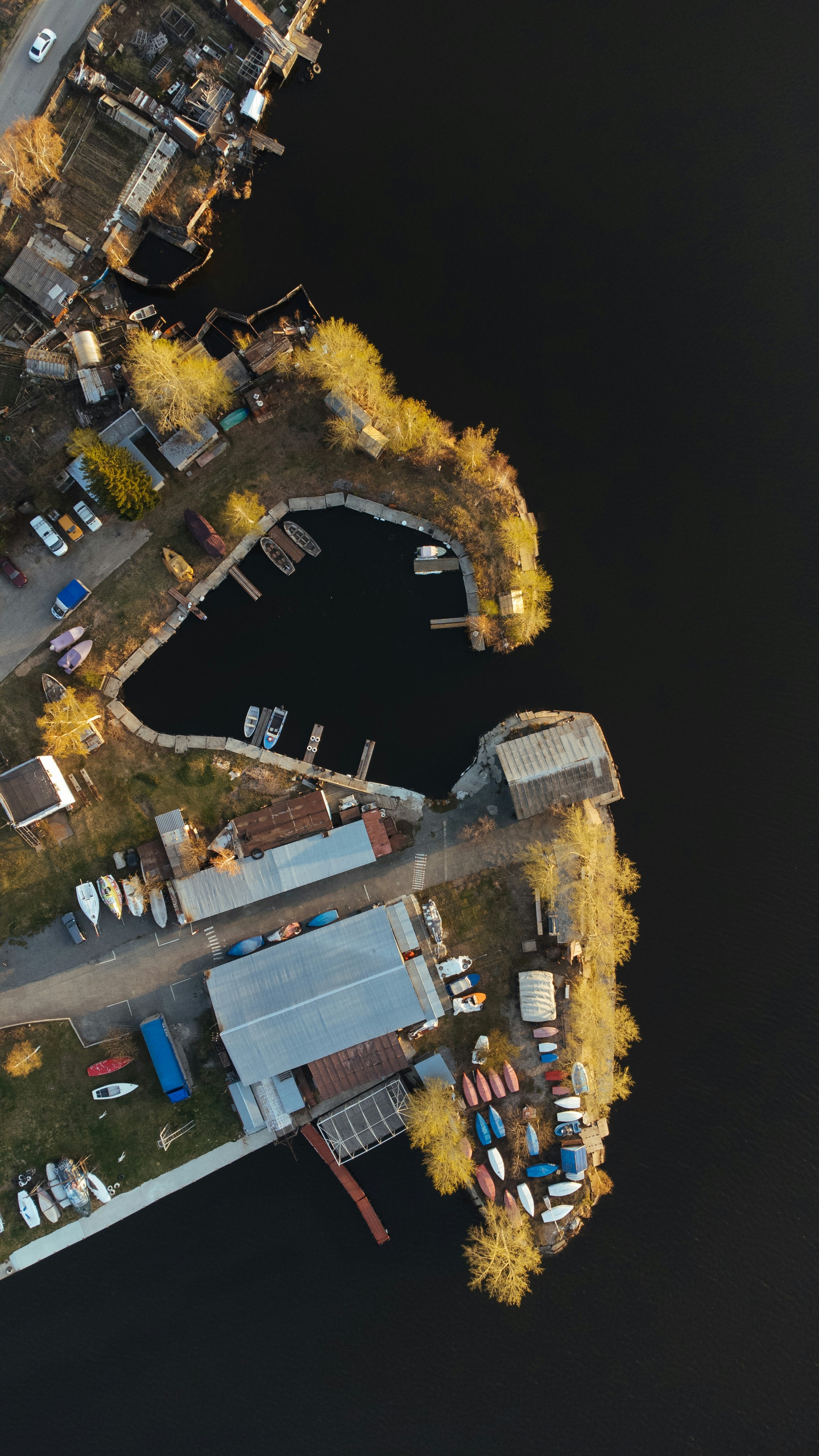 An aerial view of a boat dock and a marina photo – Free Ship Image on ...