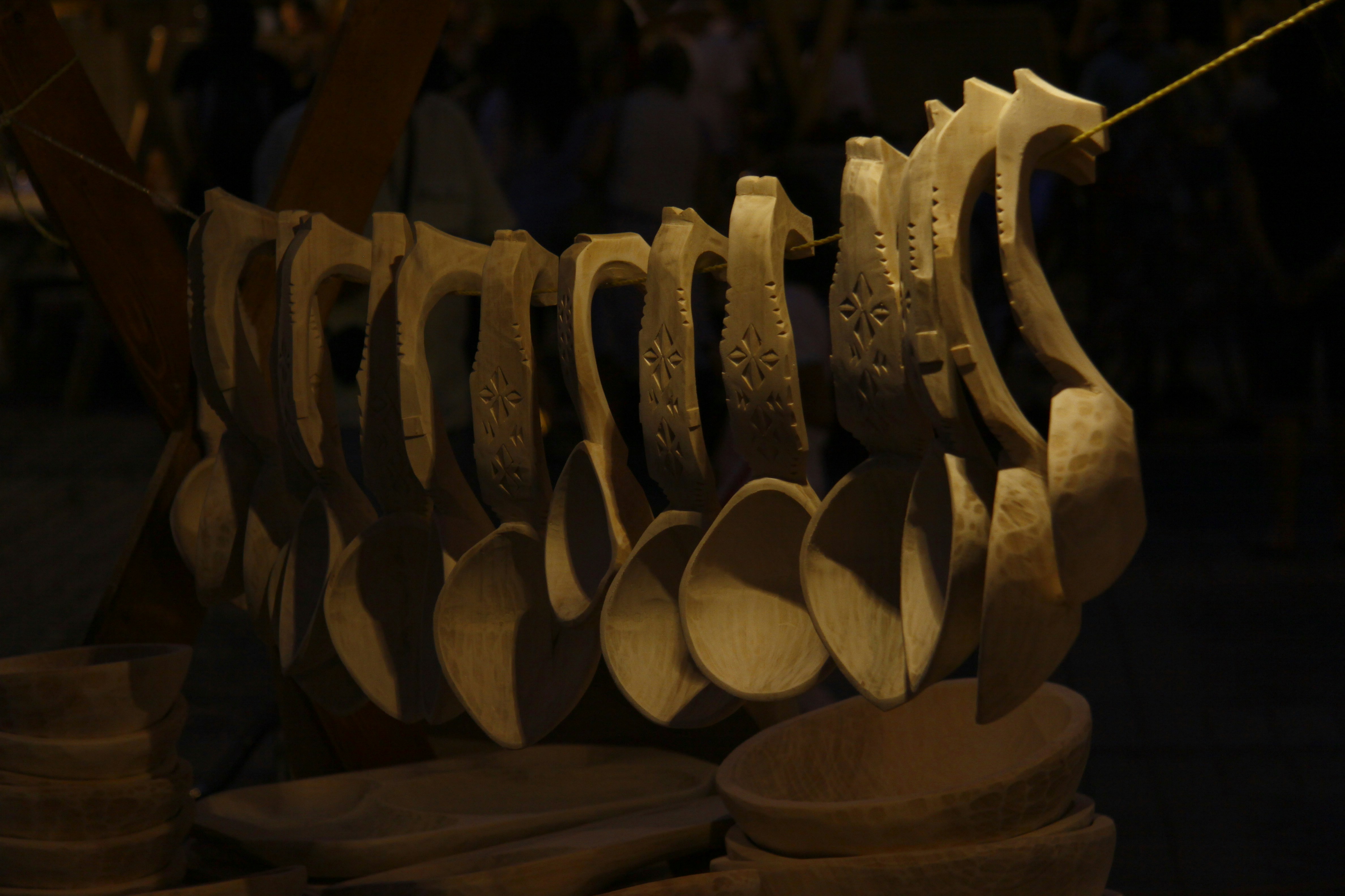 Ein Bündel Bananen, die an einer Leine hängen